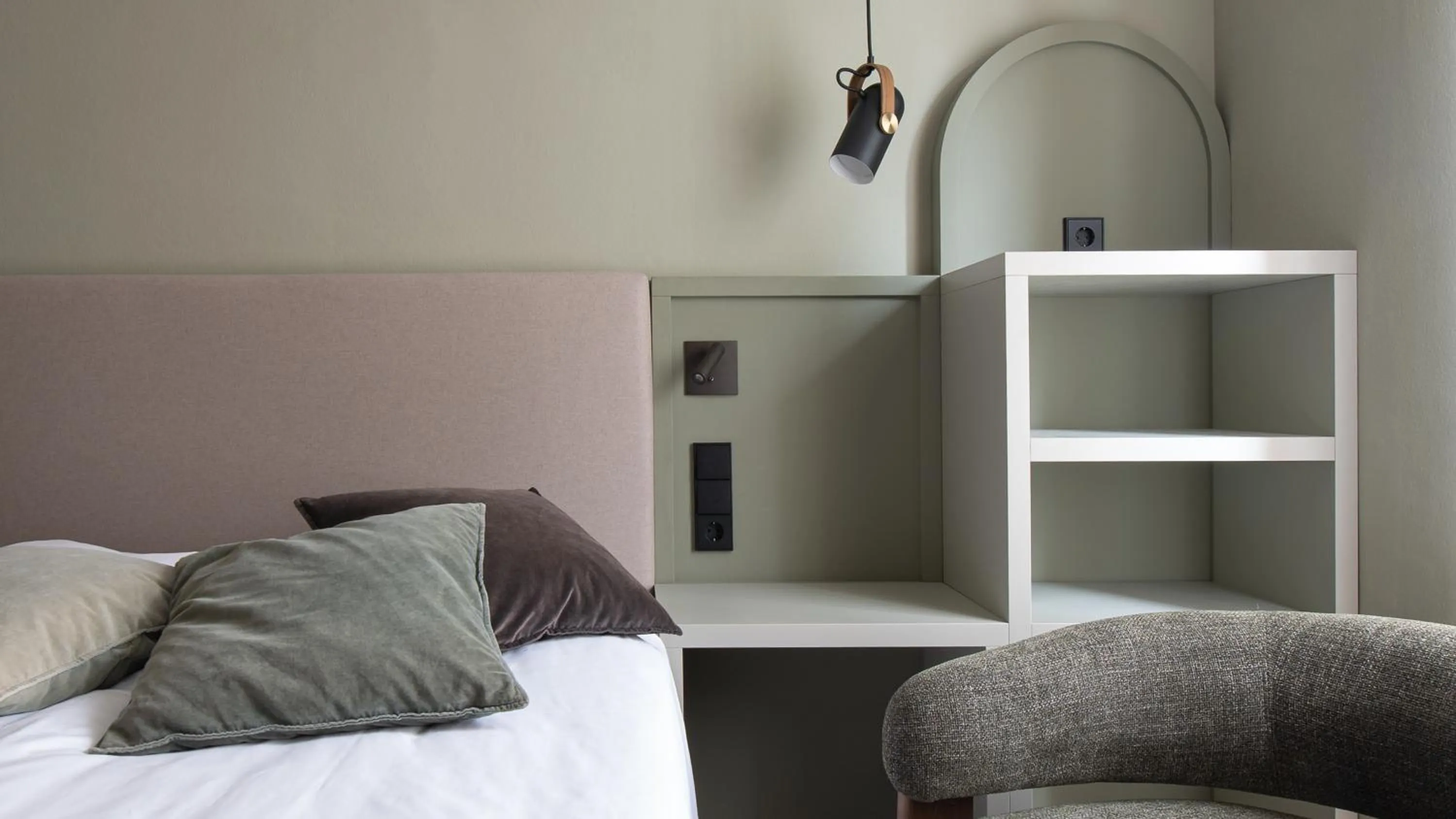 Bed in Villa Waldperlach by Blattl