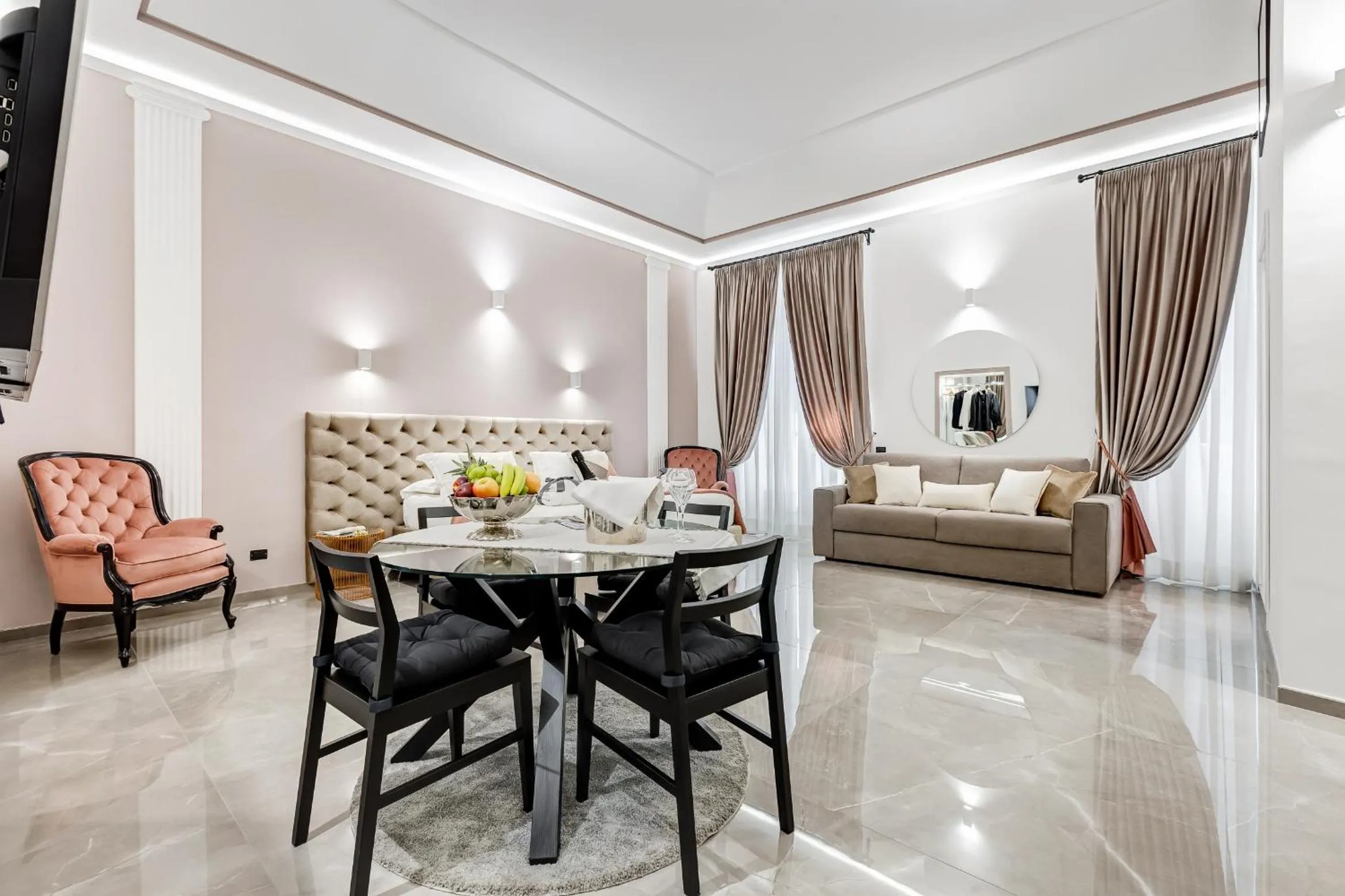 Dining area in UnoSeiTre - Luxury Apartment & Suite