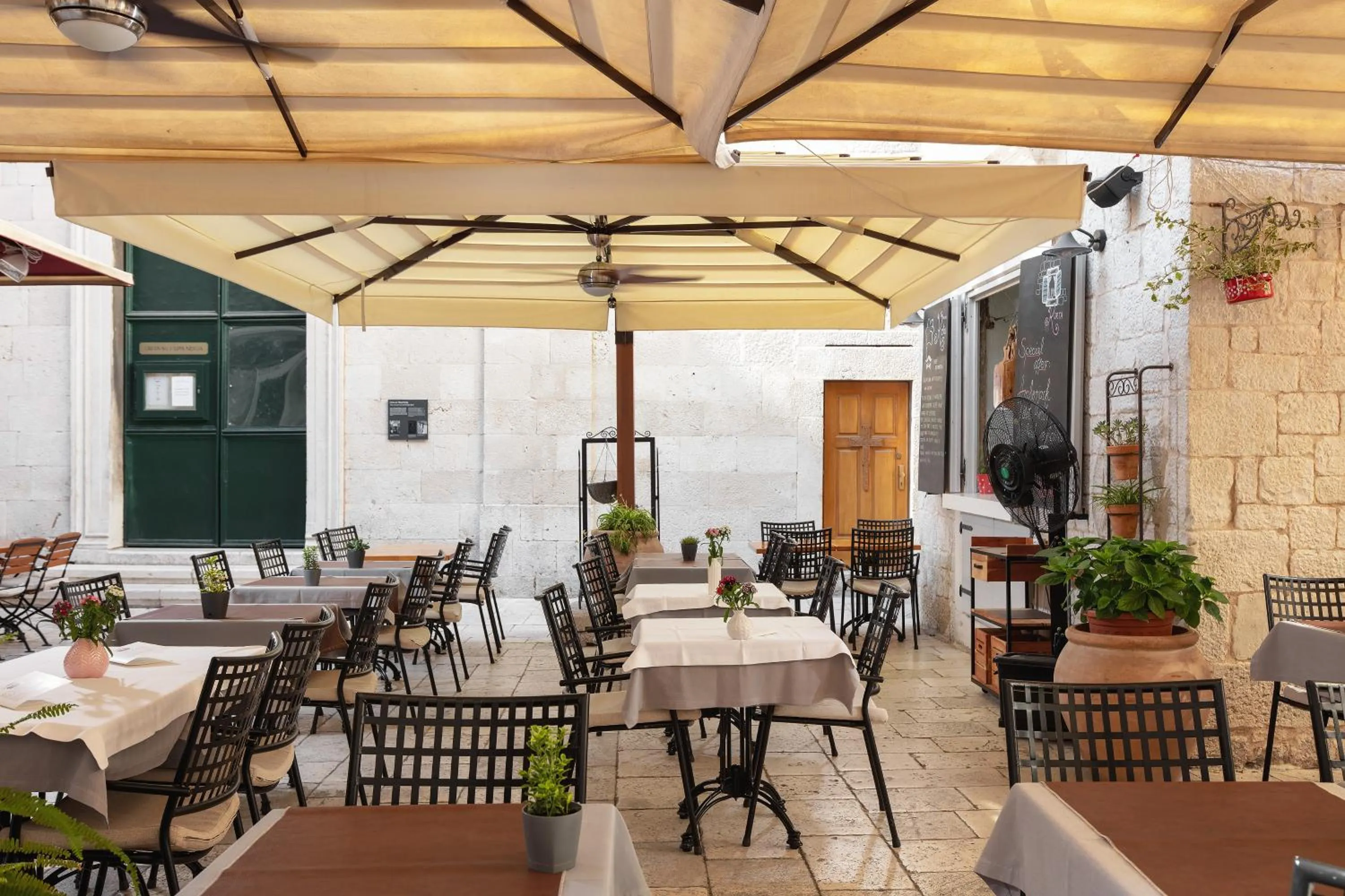 Restaurant/places to eat in Aborda Rooms