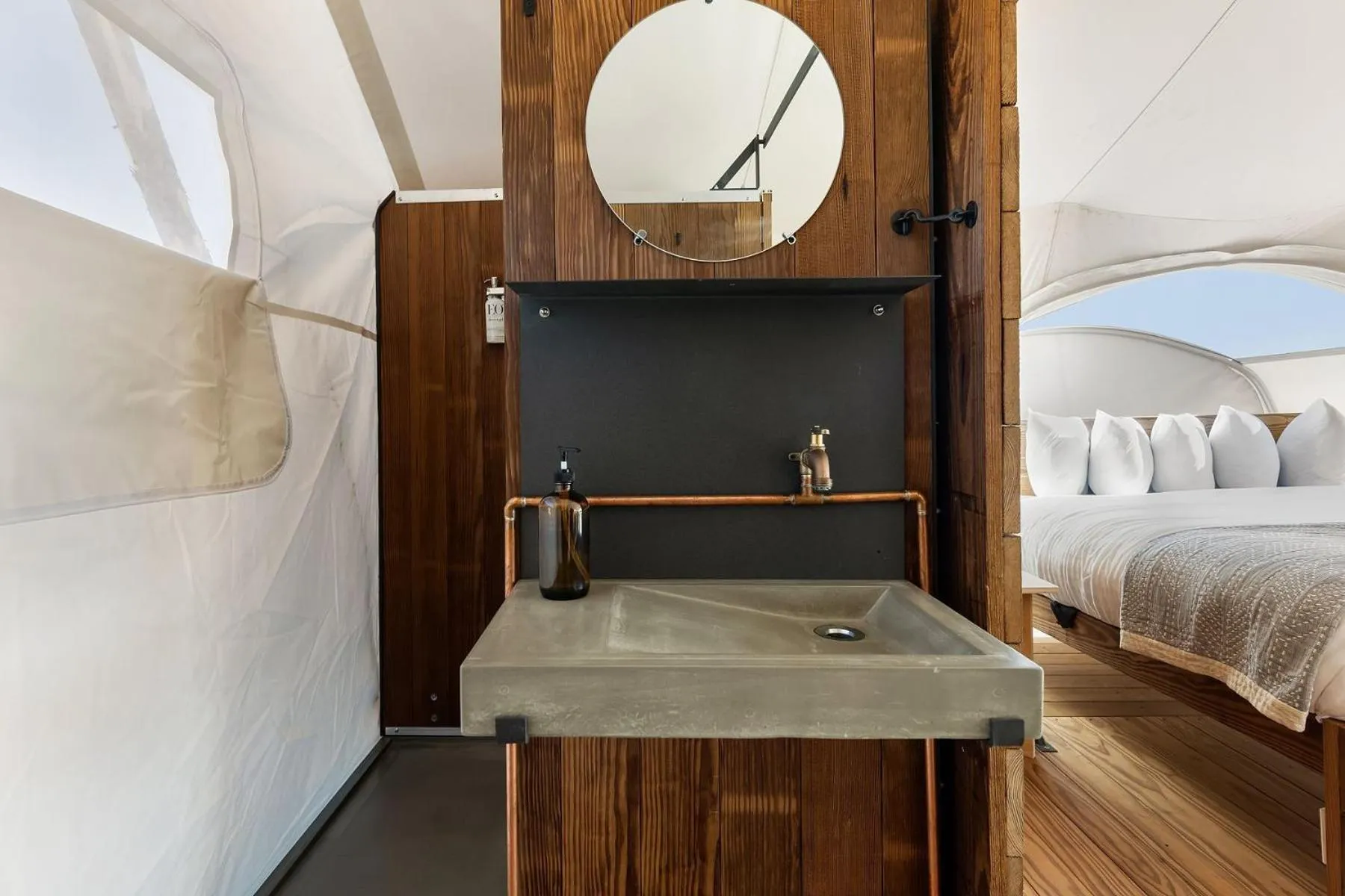 Bathroom, Bed in Under Canvas Lake Powell-Grand Staircase