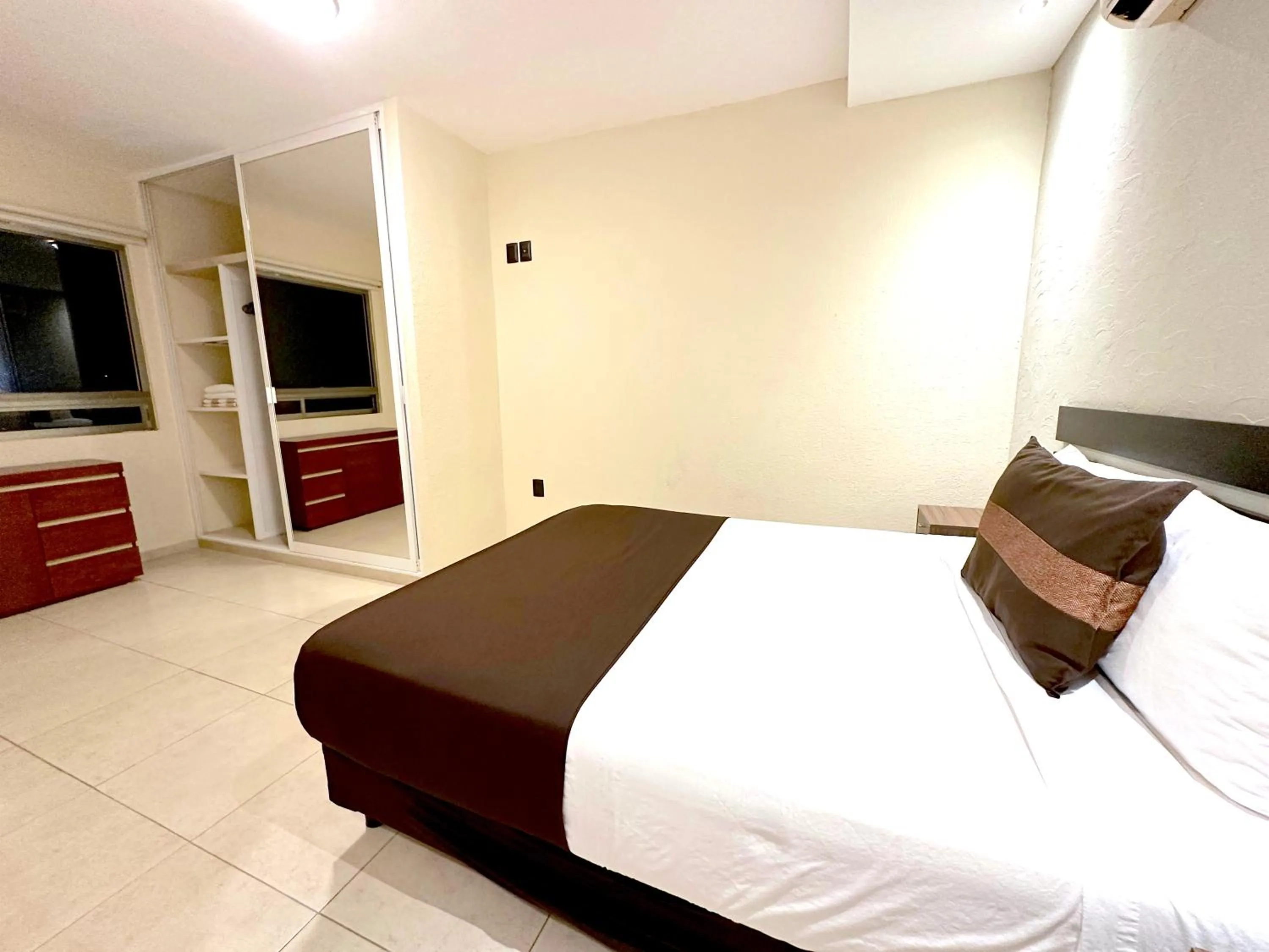 Bedroom, Bed in Topacio7 Residencial