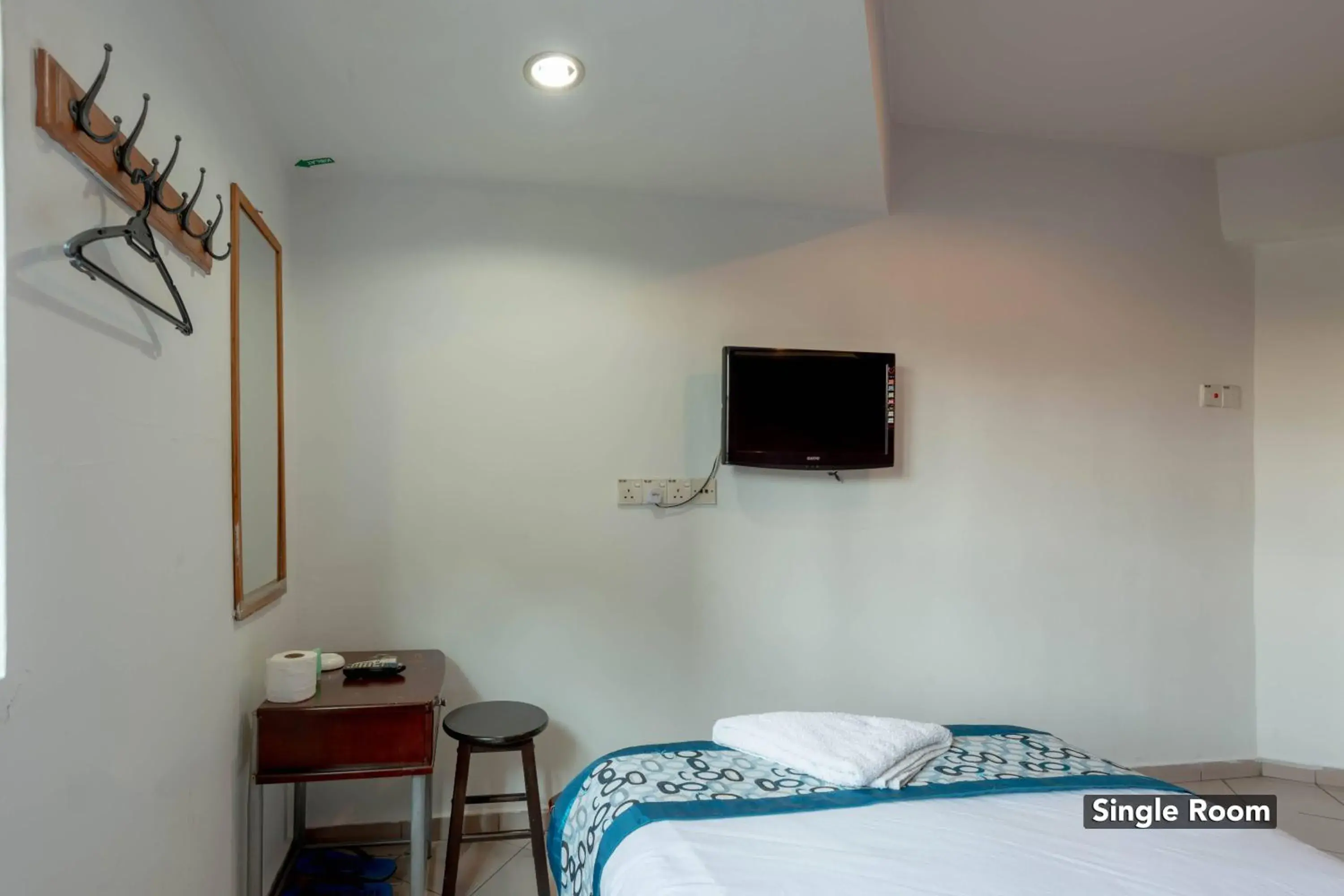 Bedroom, TV/Entertainment Center in OYO 89874 Gs Golden Star Hotel