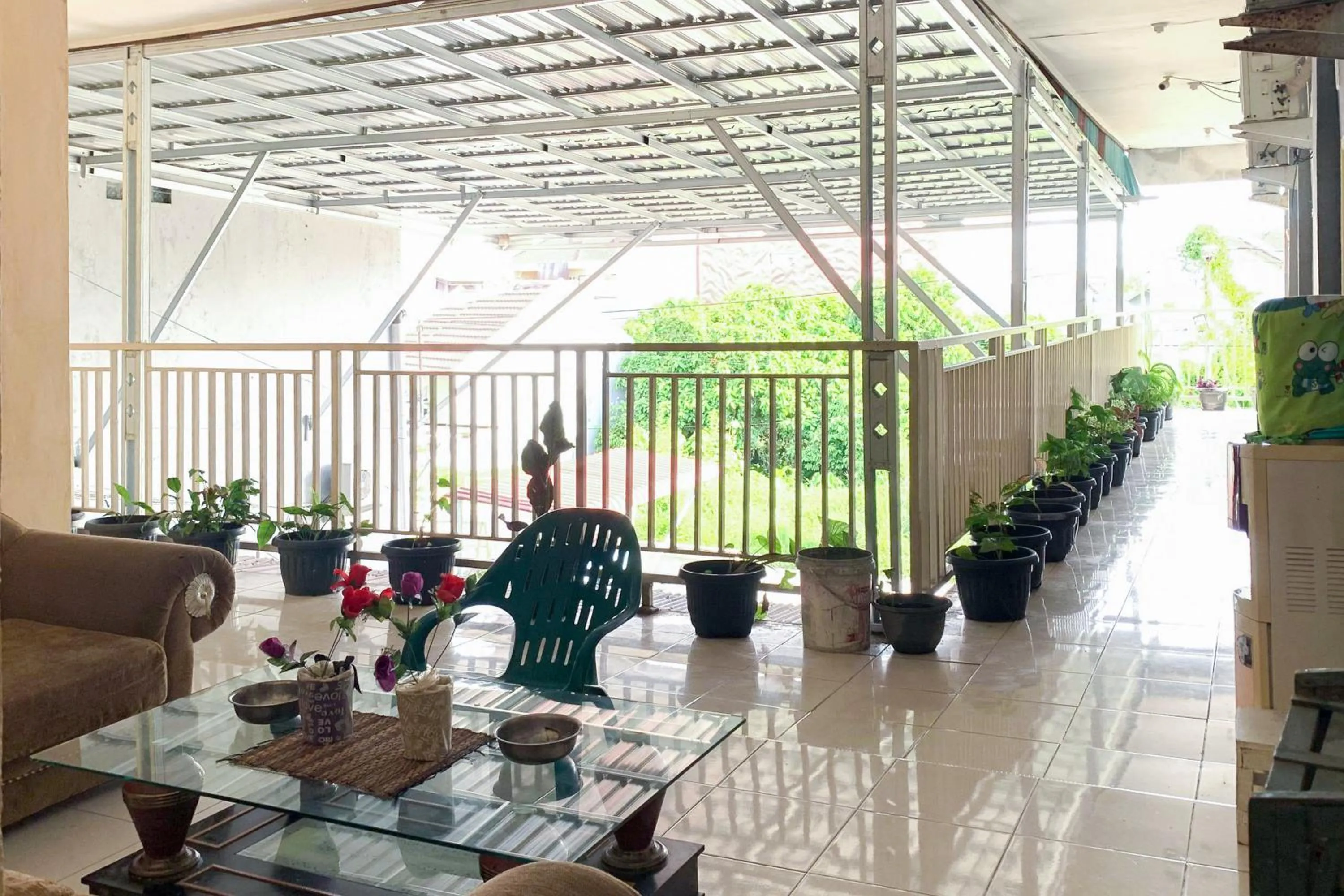 Seating area in Urbanview Hotel Mine Residence Syariah