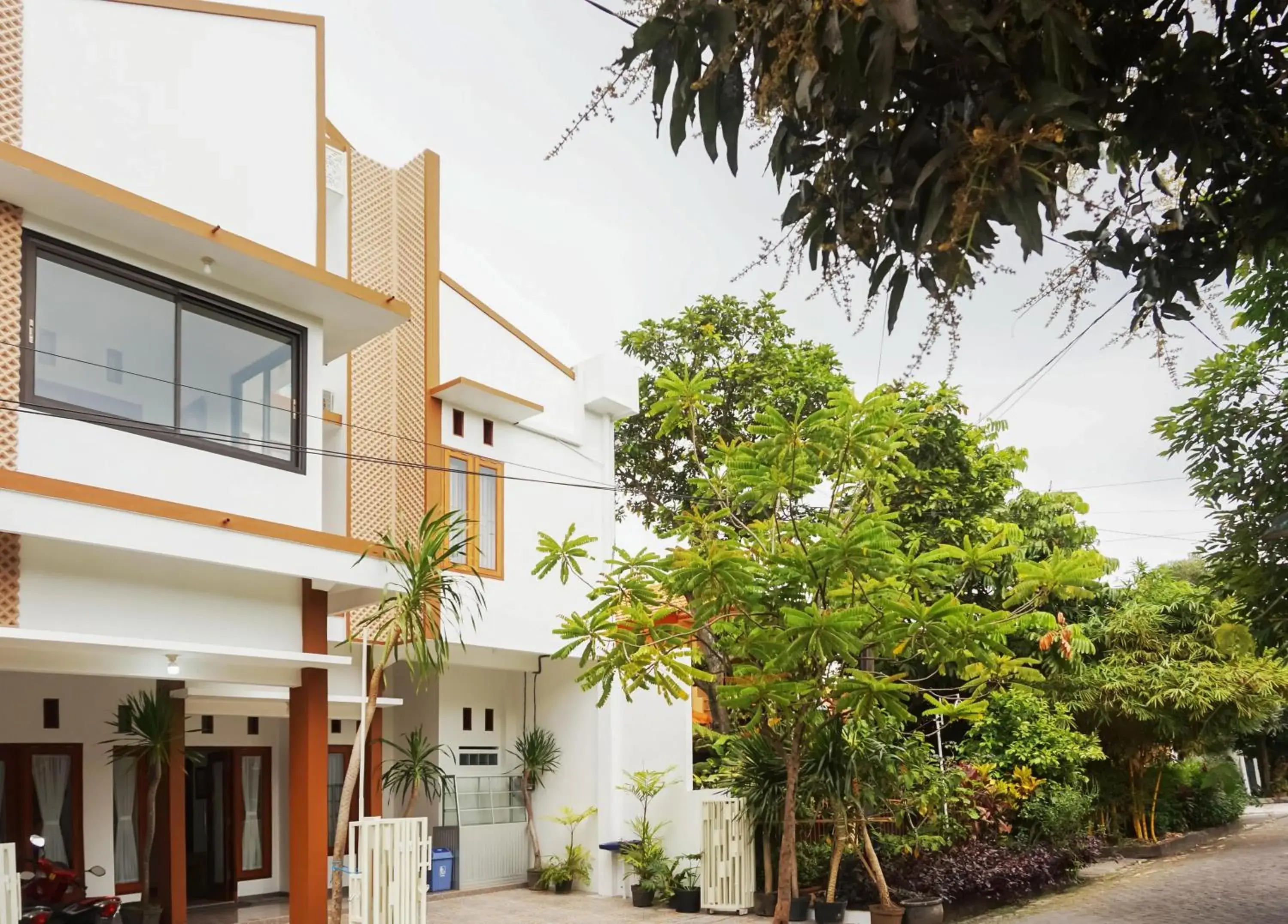 Facade/entrance in RedDoorz @ Jalan Danau Limboto Facade/entrance in RedDoorz @ Jalan Danau Limboto