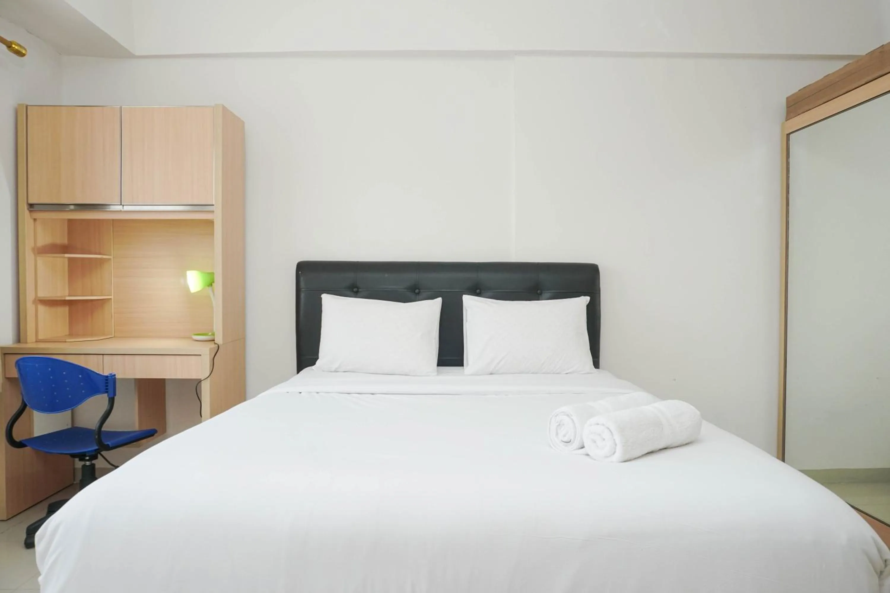 Minimalist Studio Park View Condominium Apartment near Mall By Travelio