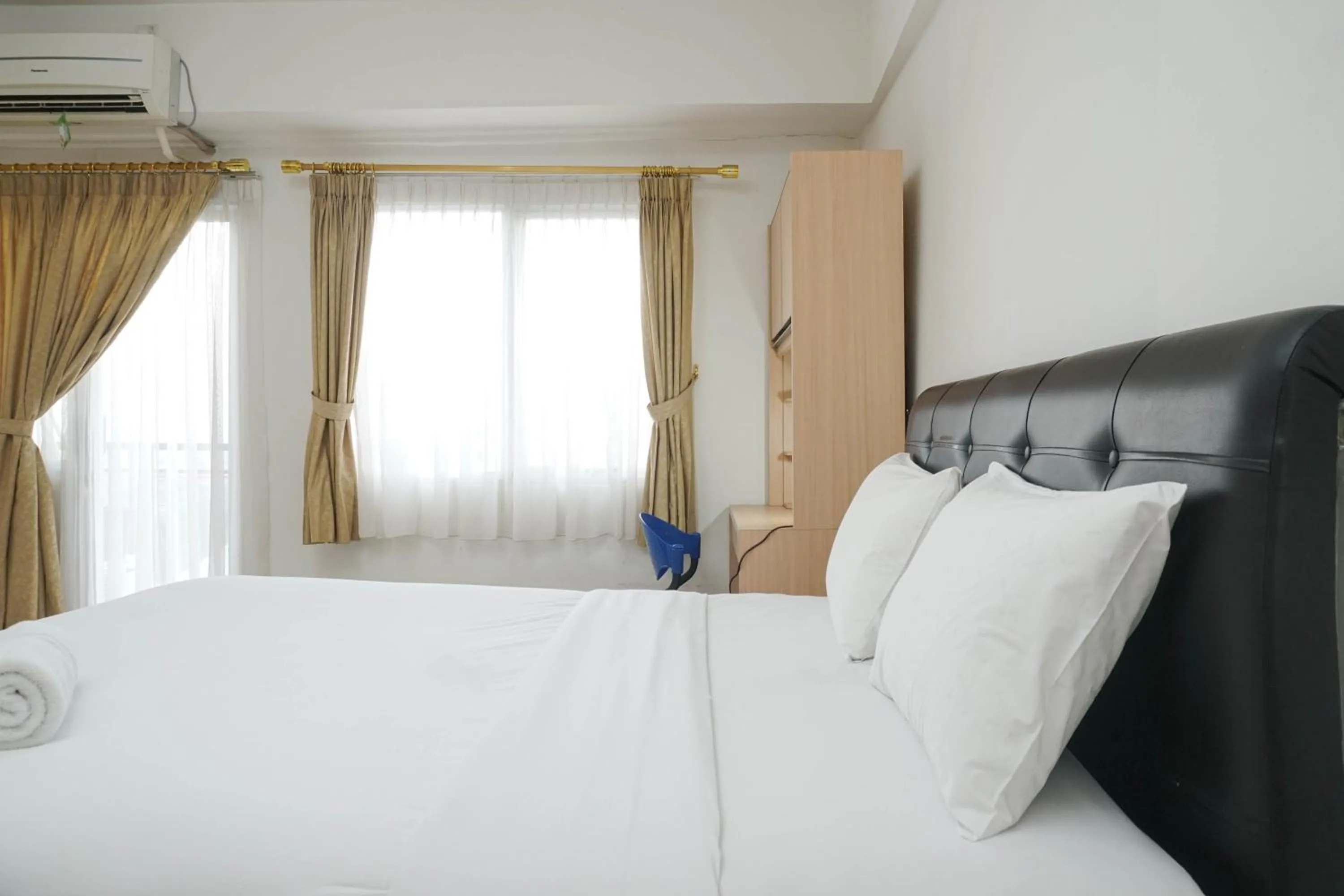 Bed in Minimalist Studio Park View Condominium Apartment near Mall By Travelio