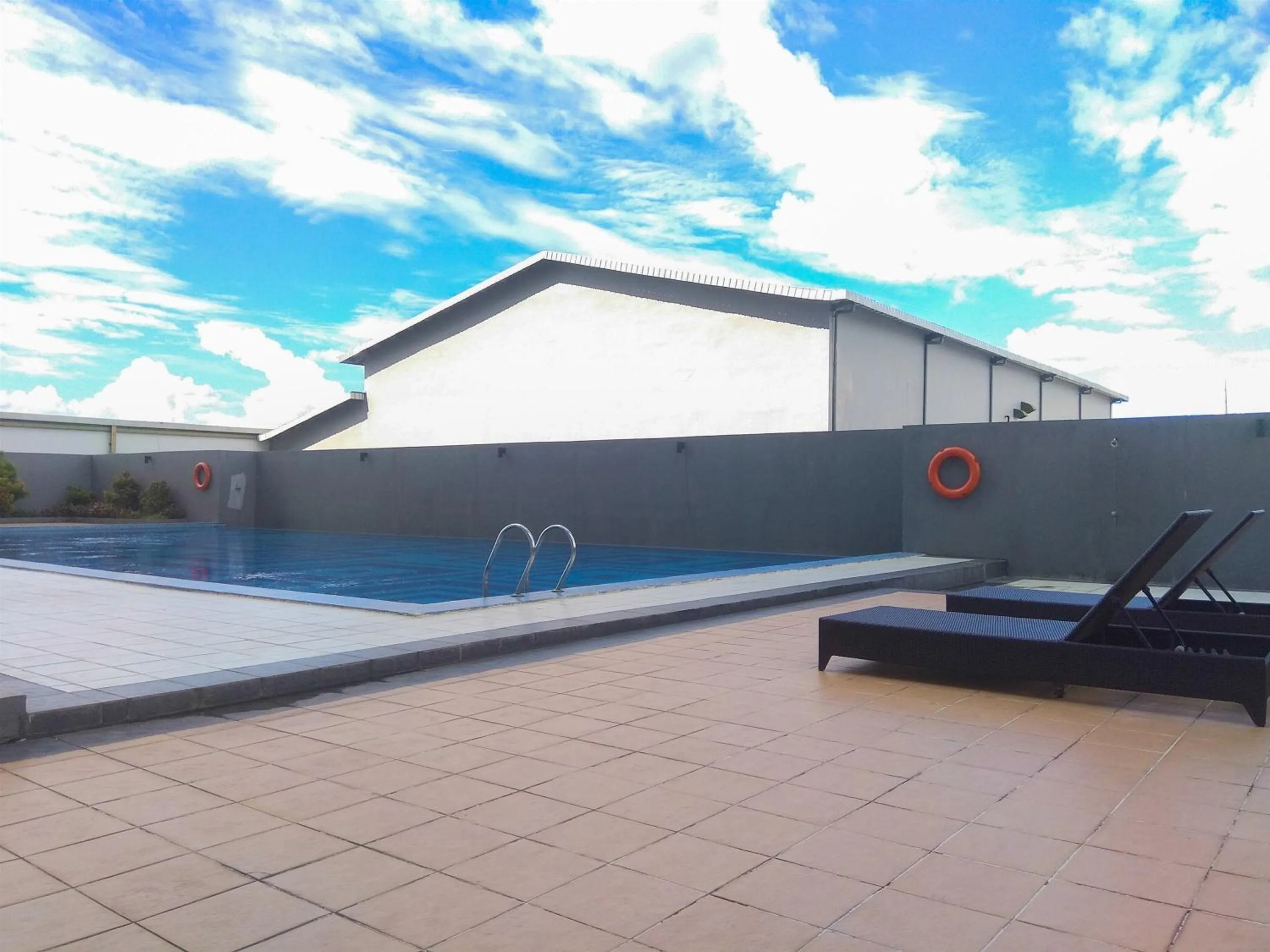 Minimalist Studio Park View Condominium Apartment near Mall By Travelio