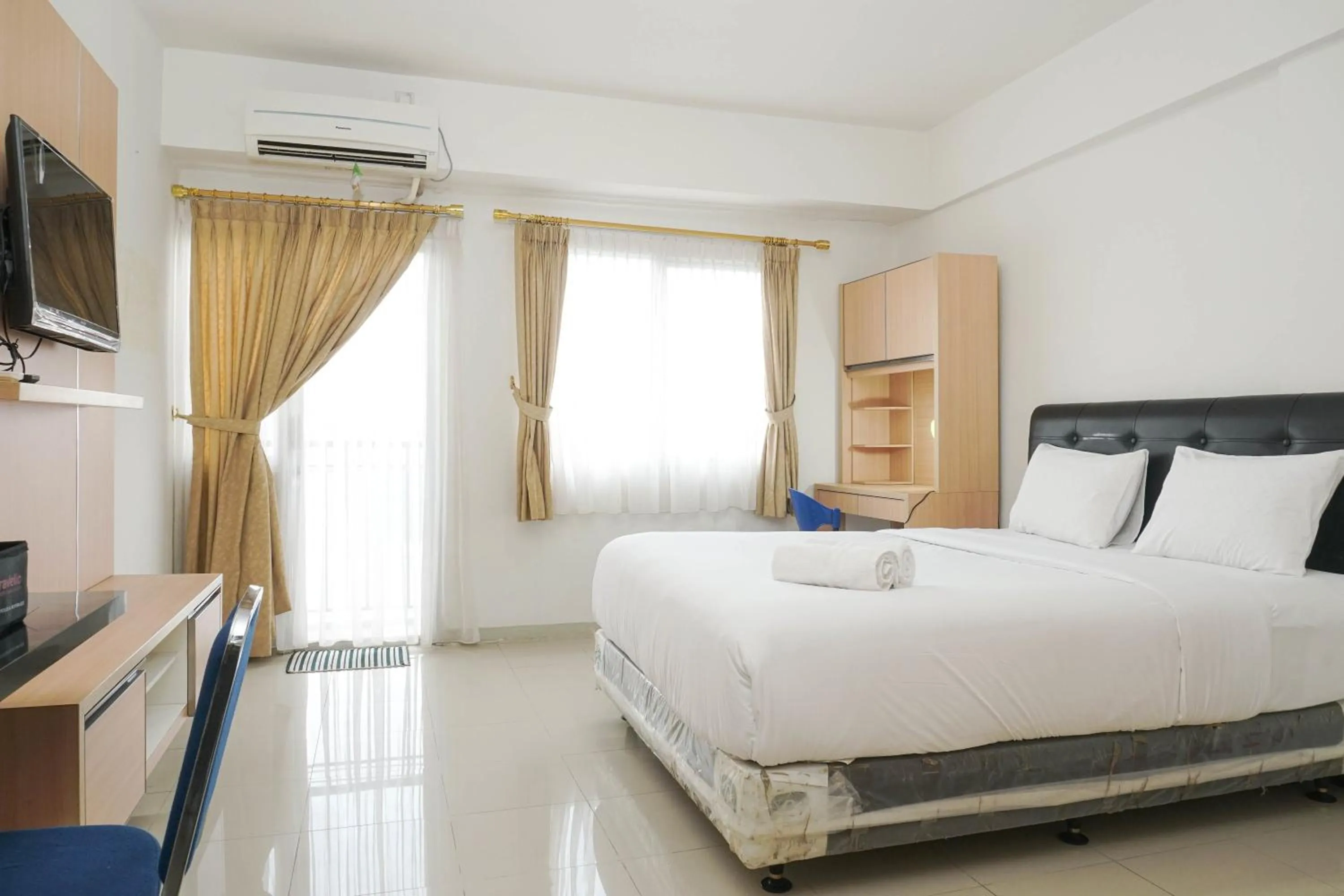 Bed in Minimalist Studio Park View Condominium Apartment near Mall By Travelio