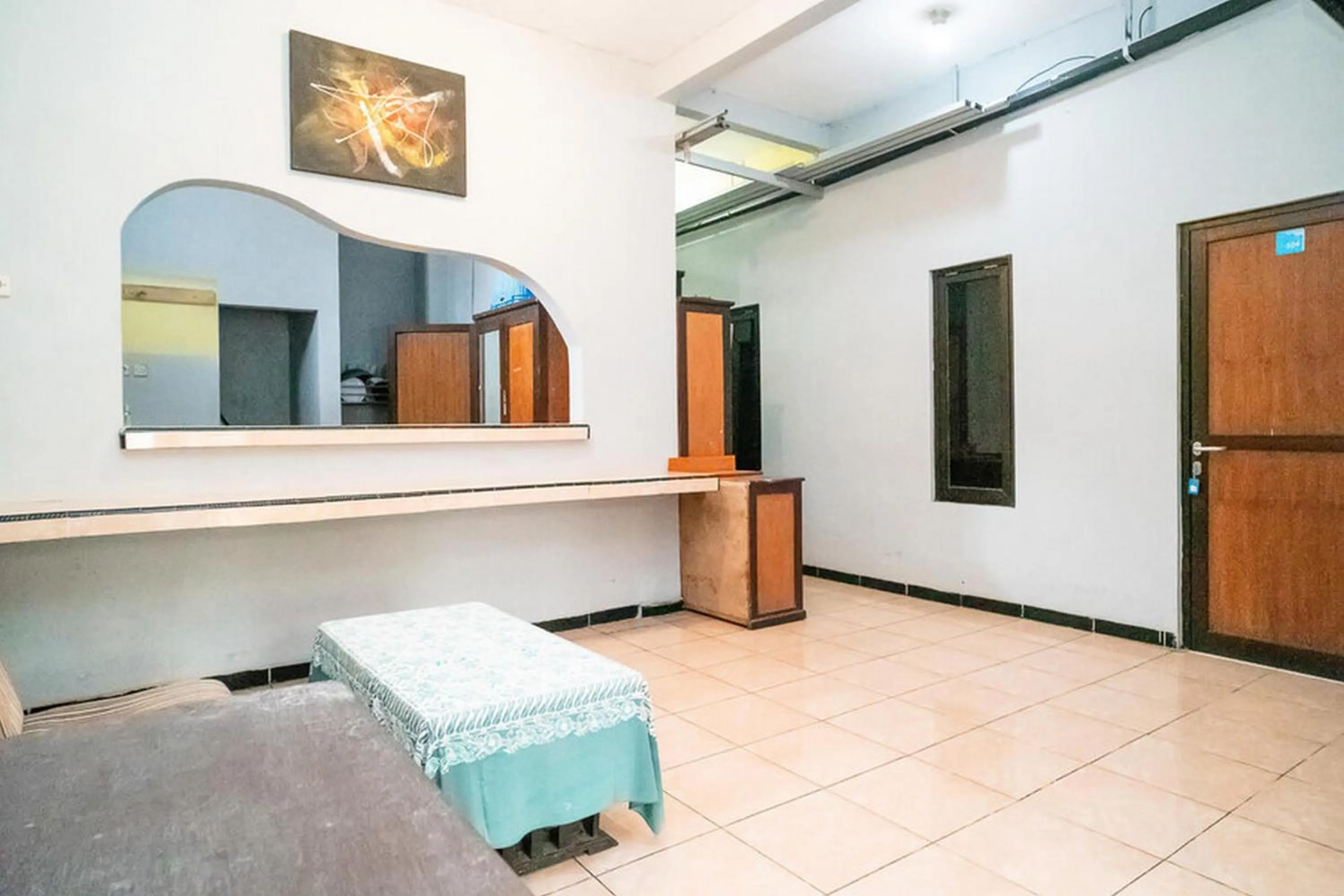 Property building, Bed in RedDoorz at Jotel Guest House Medan