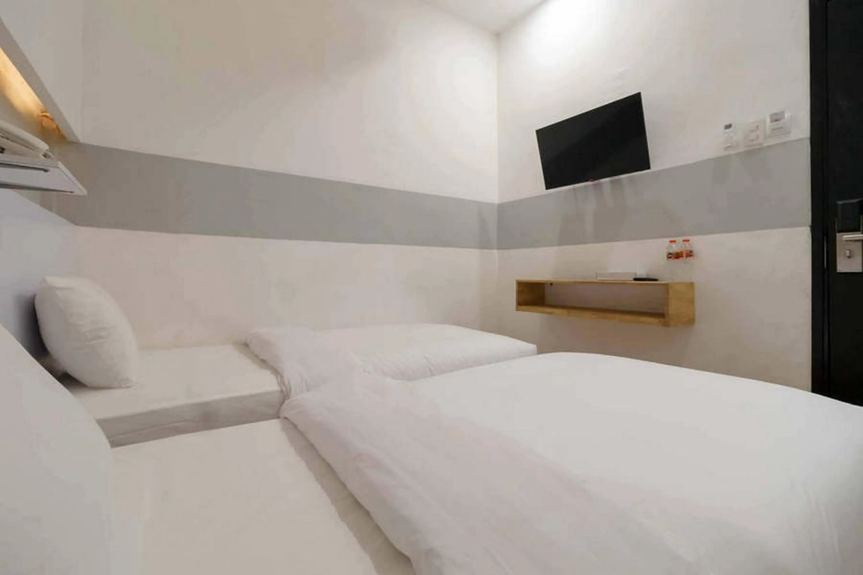 Bed in RedDoorz at Jotel Guest House Medan