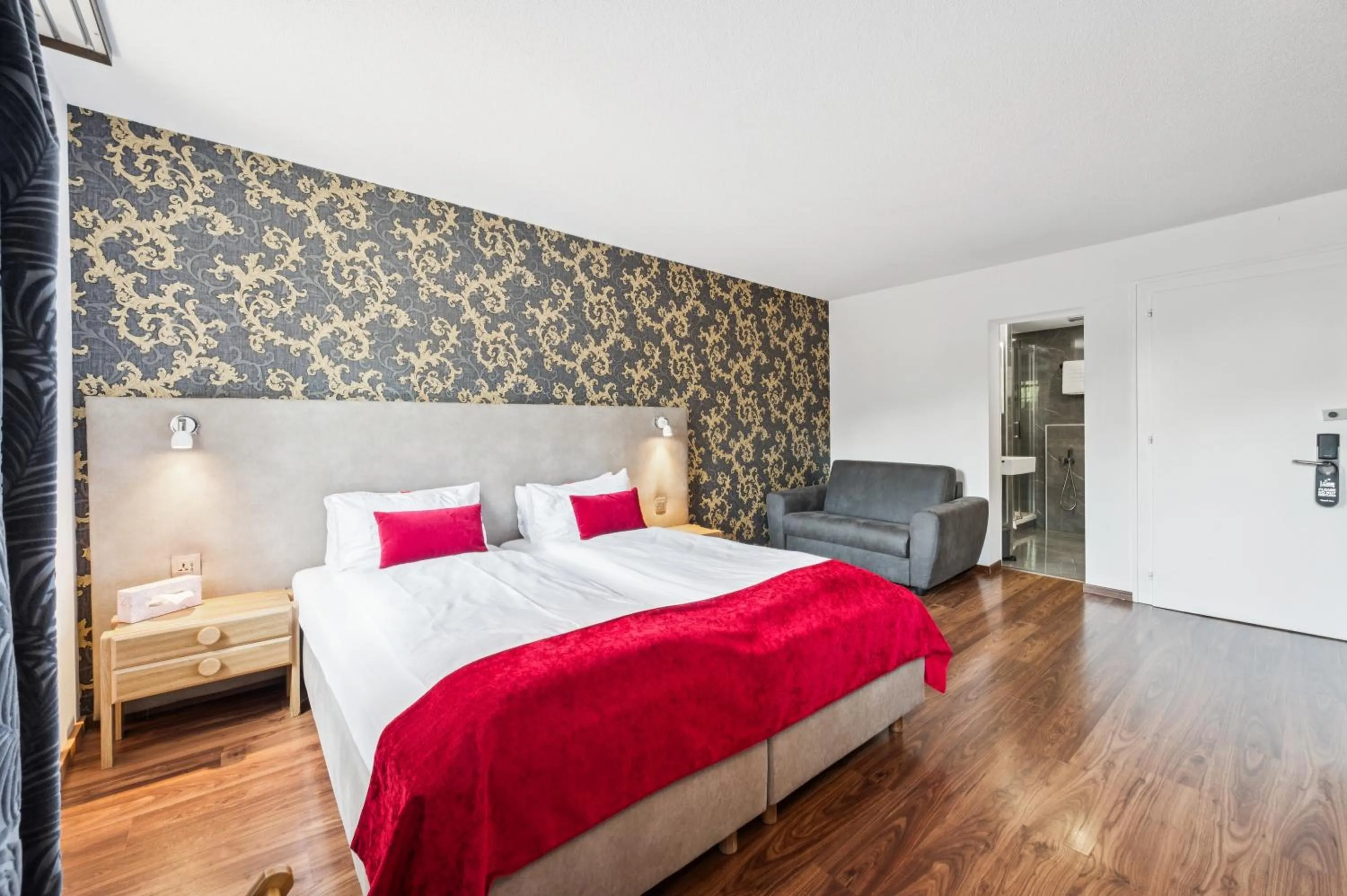 Bedroom, Bed in Hotel Sonne Interlaken-Matten