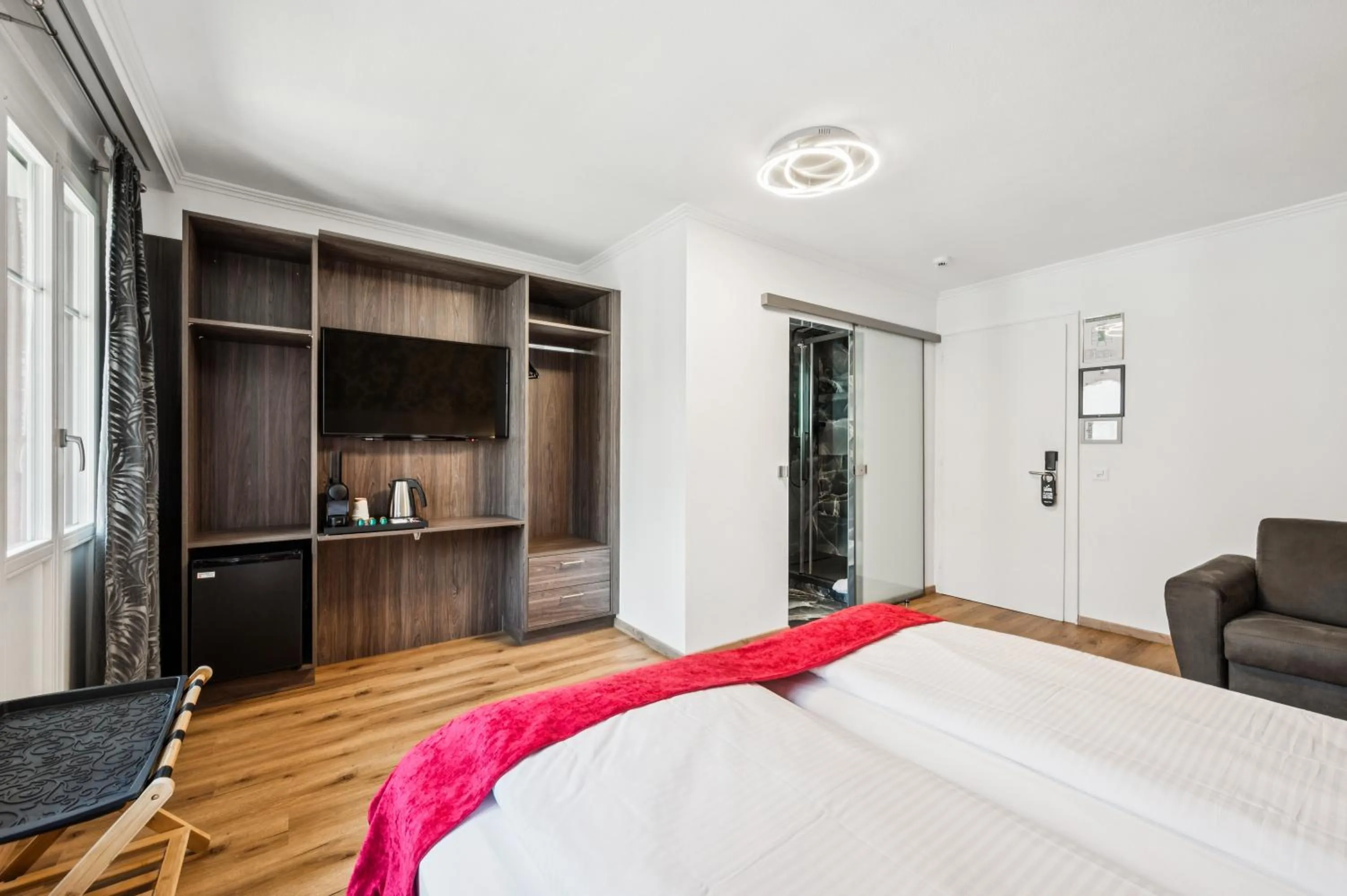 Bedroom, Bed in Hotel Sonne Interlaken-Matten