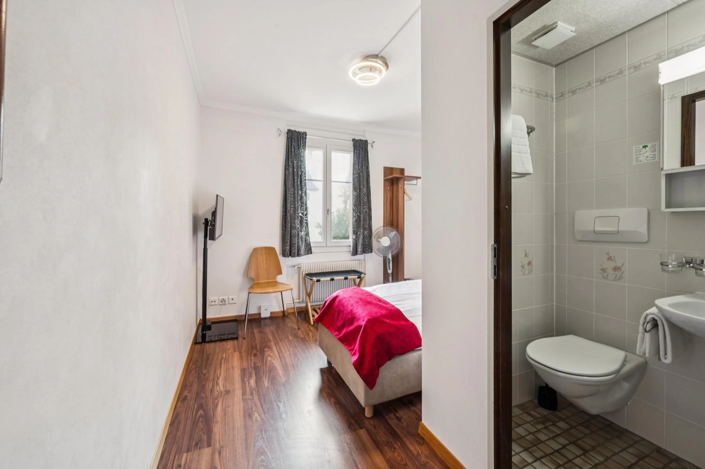 Bedroom, Bed in Hotel Sonne Interlaken-Matten