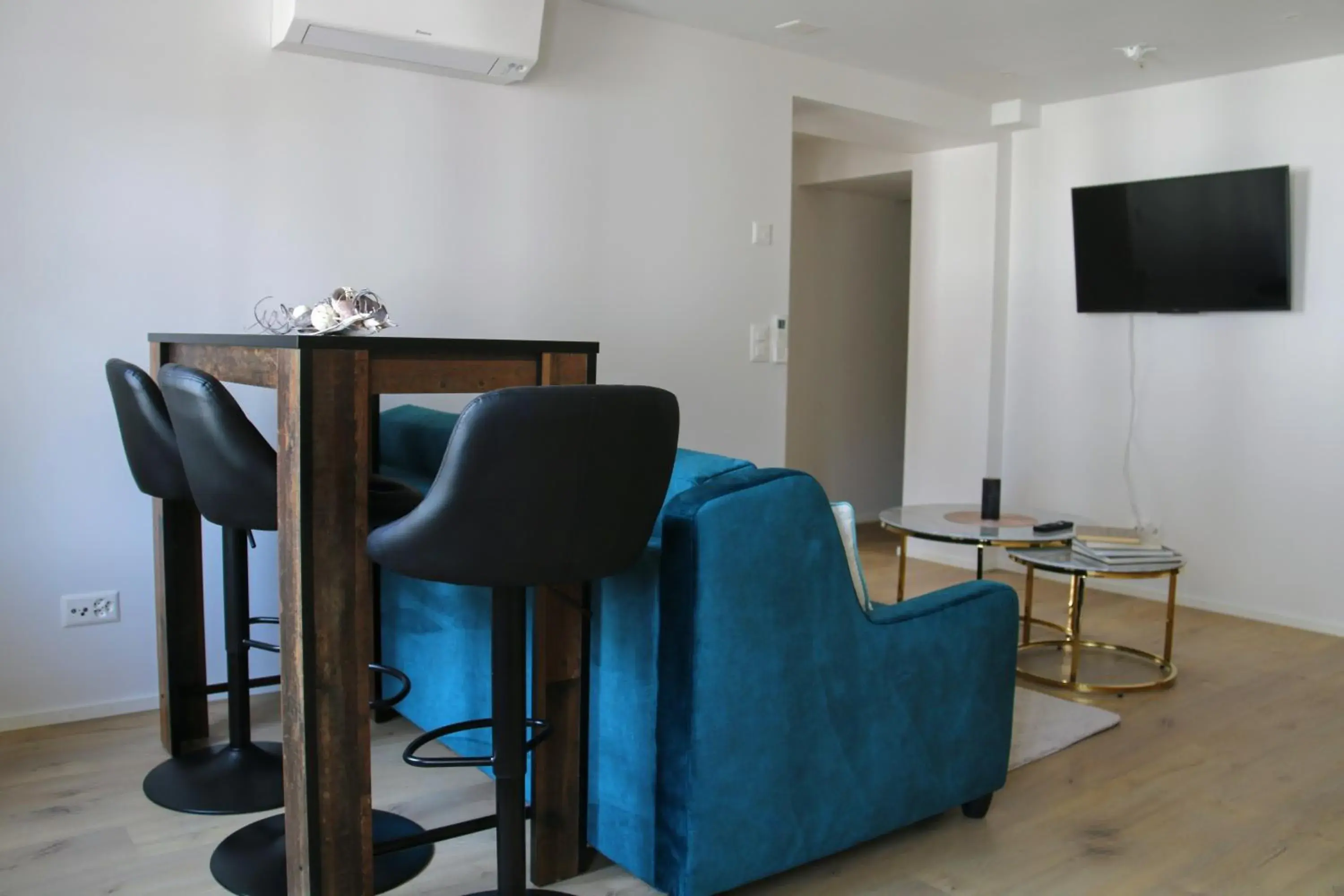 TV and multimedia, Seating Area in Hotel Sonne Interlaken-Matten