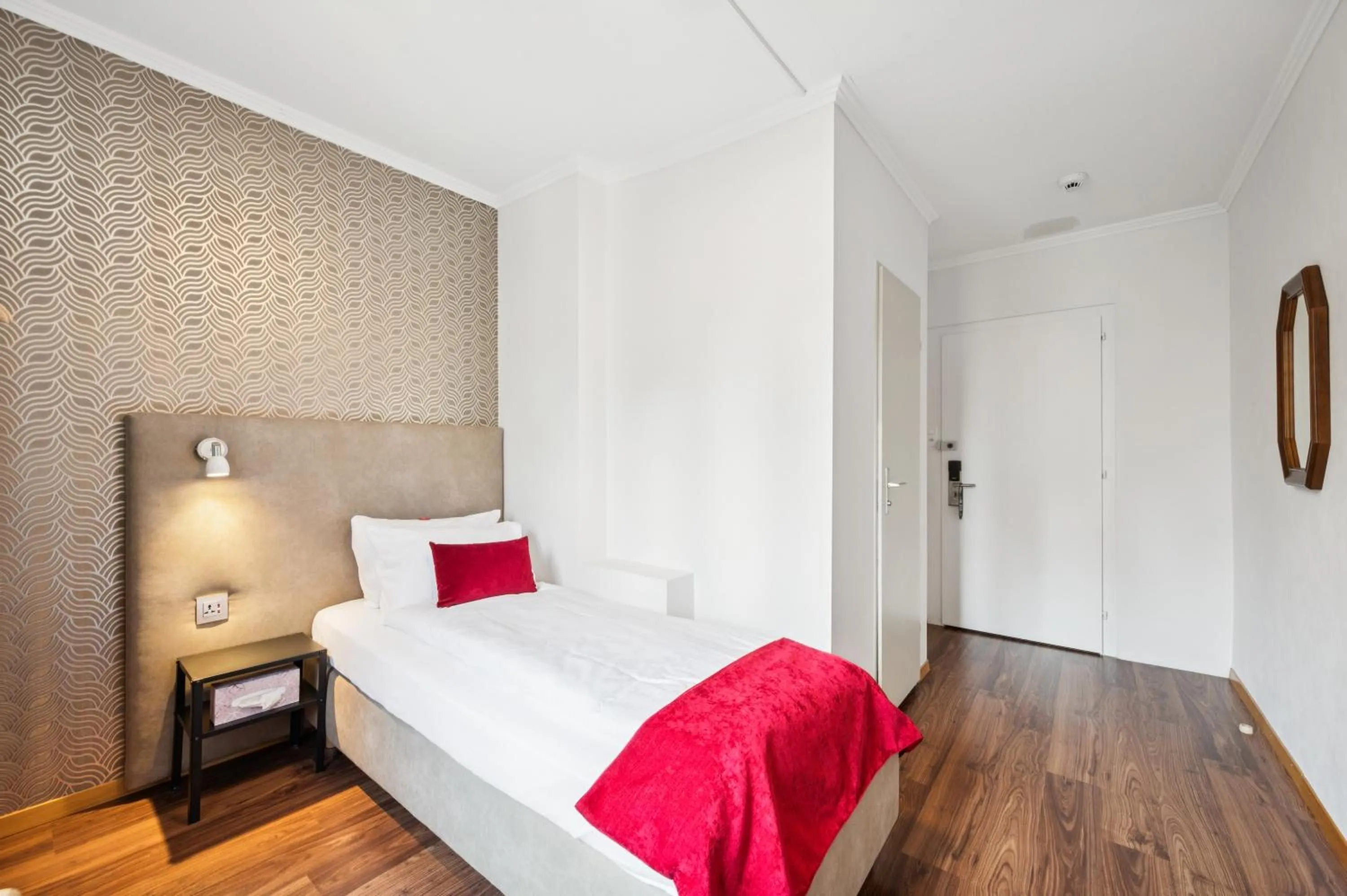 Bedroom, Bed in Hotel Sonne Interlaken-Matten