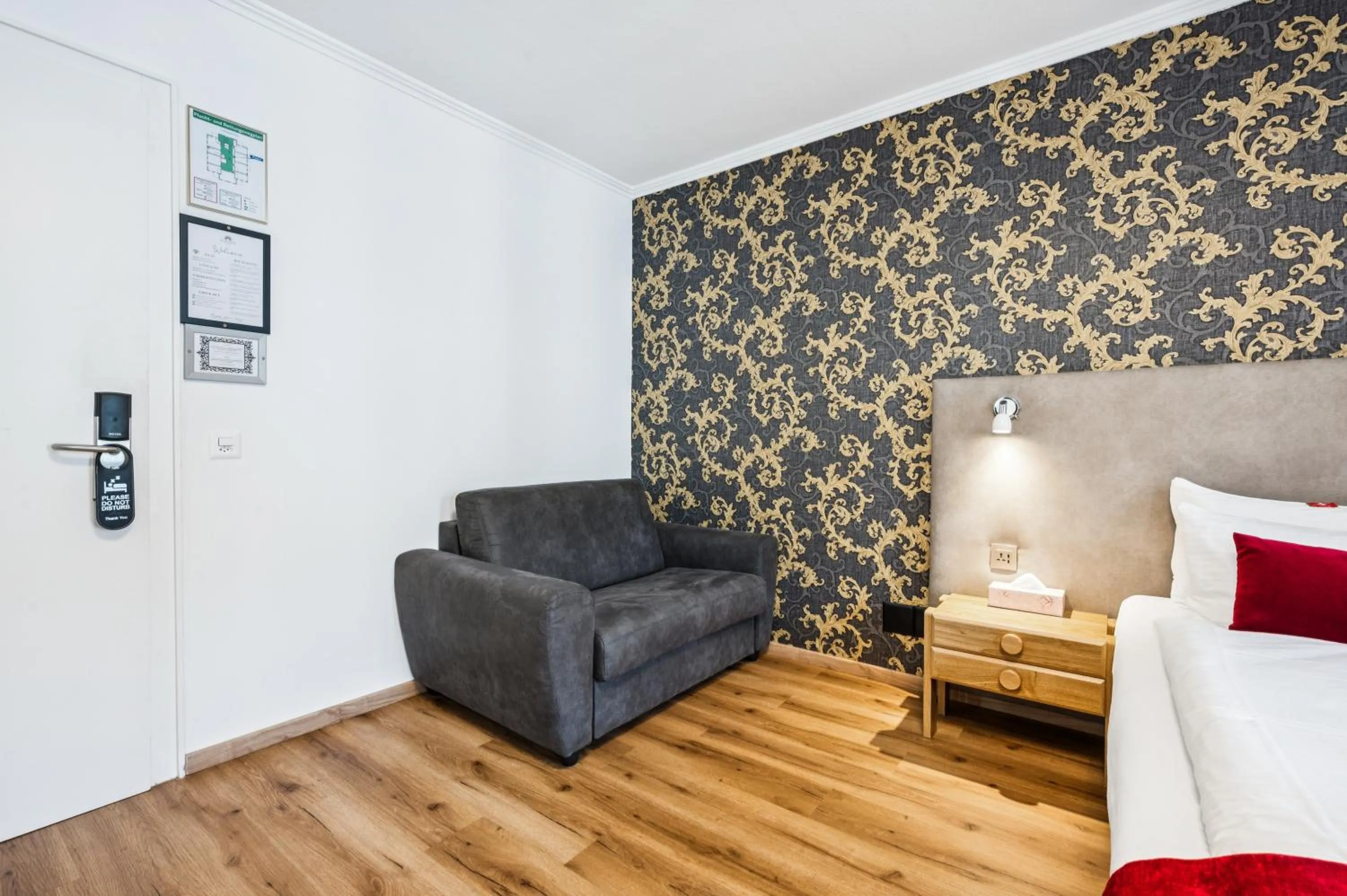 Bedroom, Bed in Hotel Sonne Interlaken-Matten