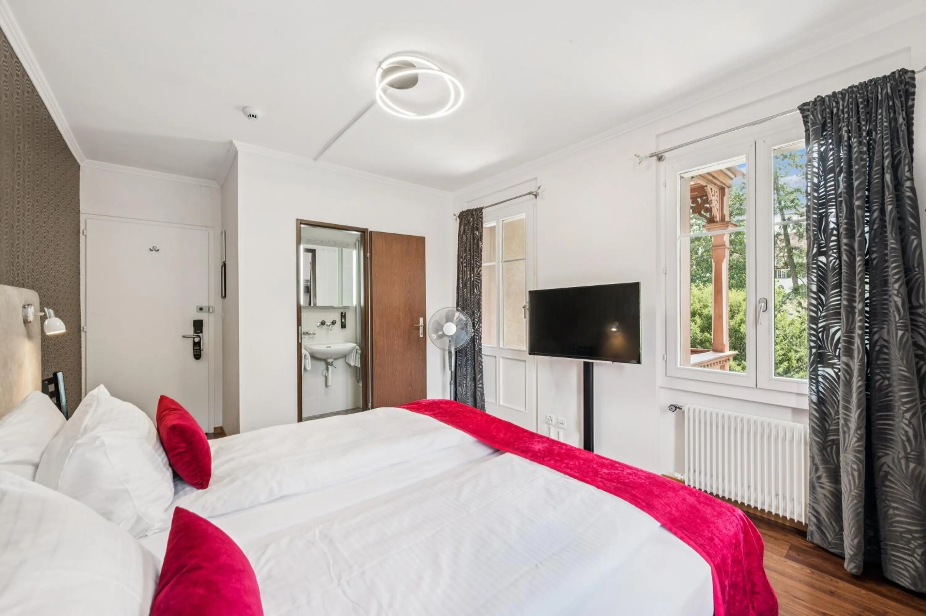 Bedroom, Bed in Hotel Sonne Interlaken-Matten