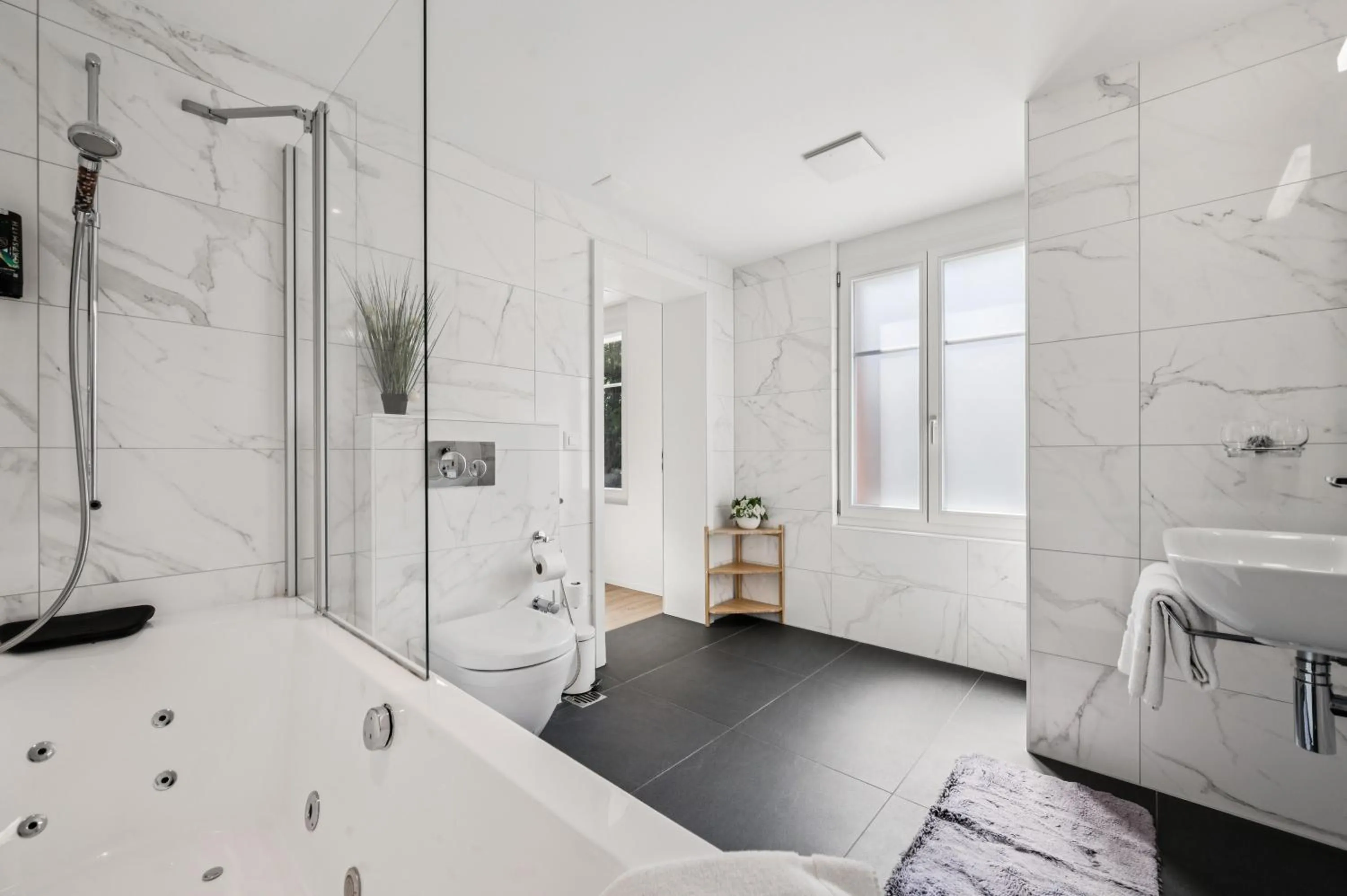 Hot Tub, Bed in Hotel Sonne Interlaken-Matten