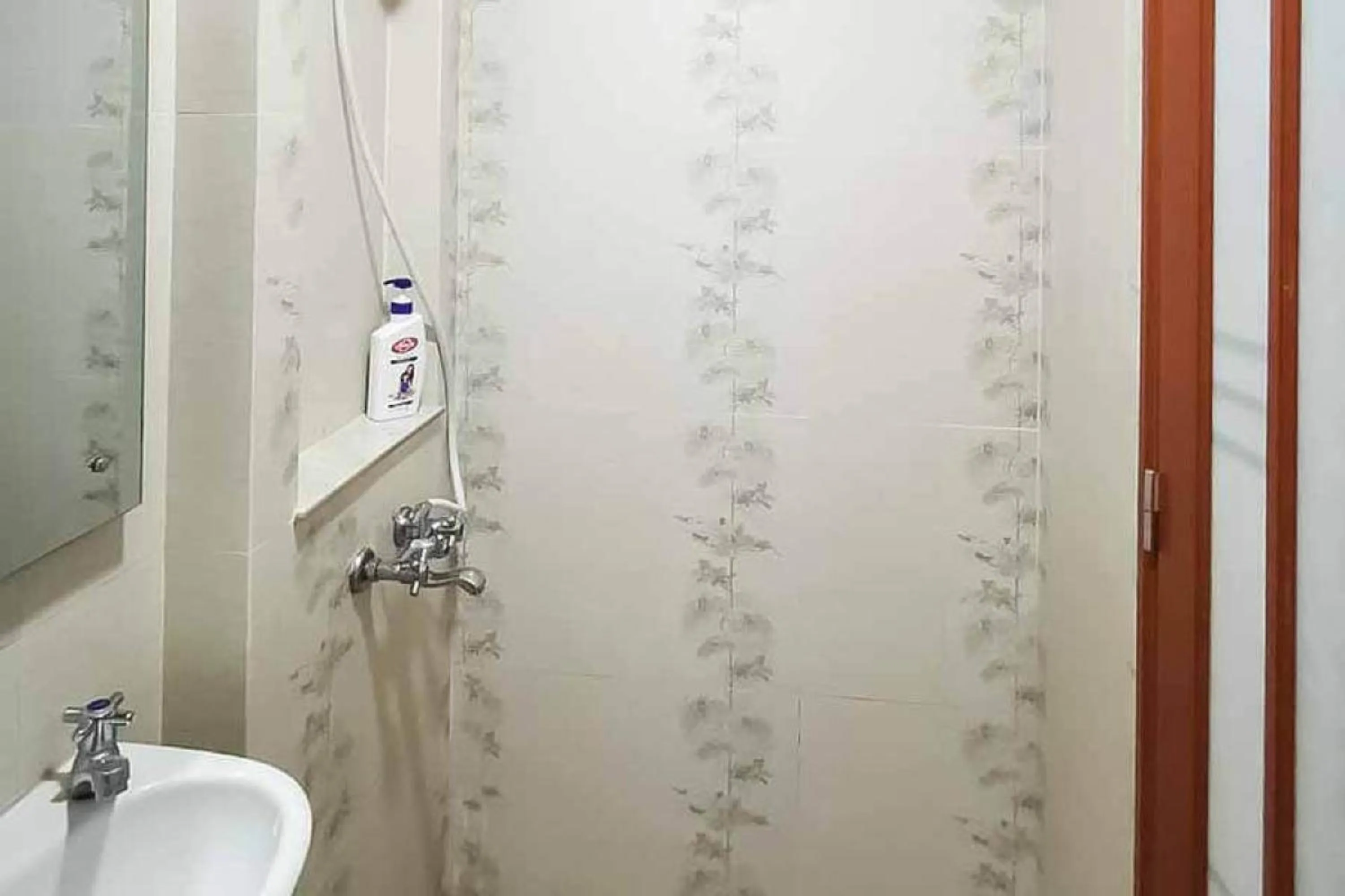 Bathroom in Rudi Rooms near Stasiun Cikarang Mitra RedDoorz