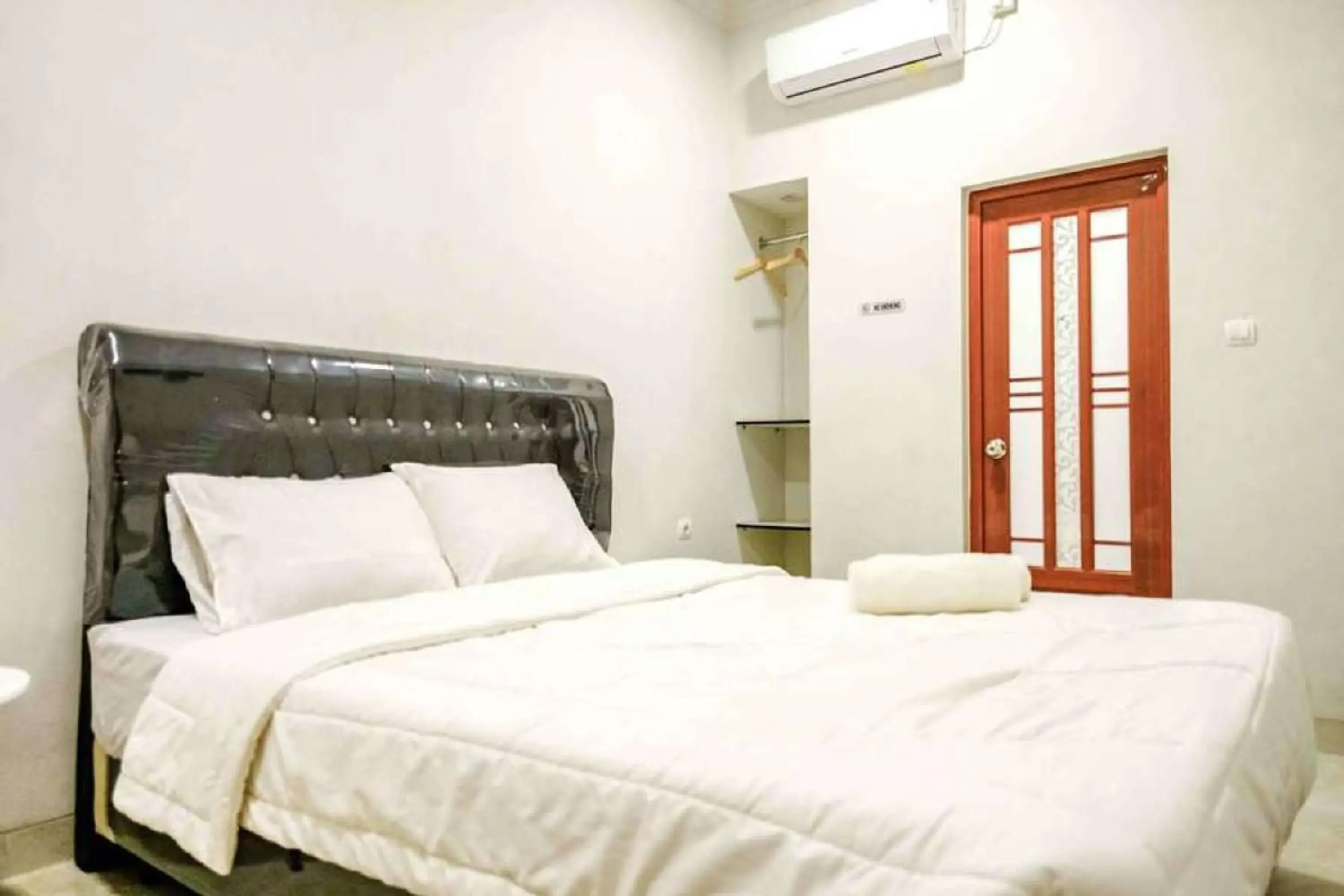 Bed in Rudi Rooms near Stasiun Cikarang Mitra RedDoorz Bed in Rudi Rooms near Stasiun Cikarang Mitra RedDoorz