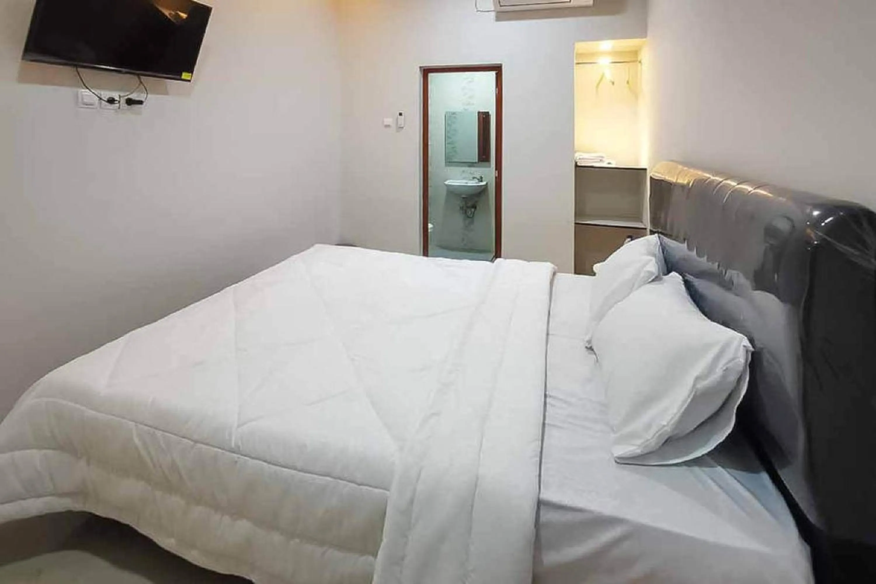Bed in Rudi Rooms near Stasiun Cikarang Mitra RedDoorz