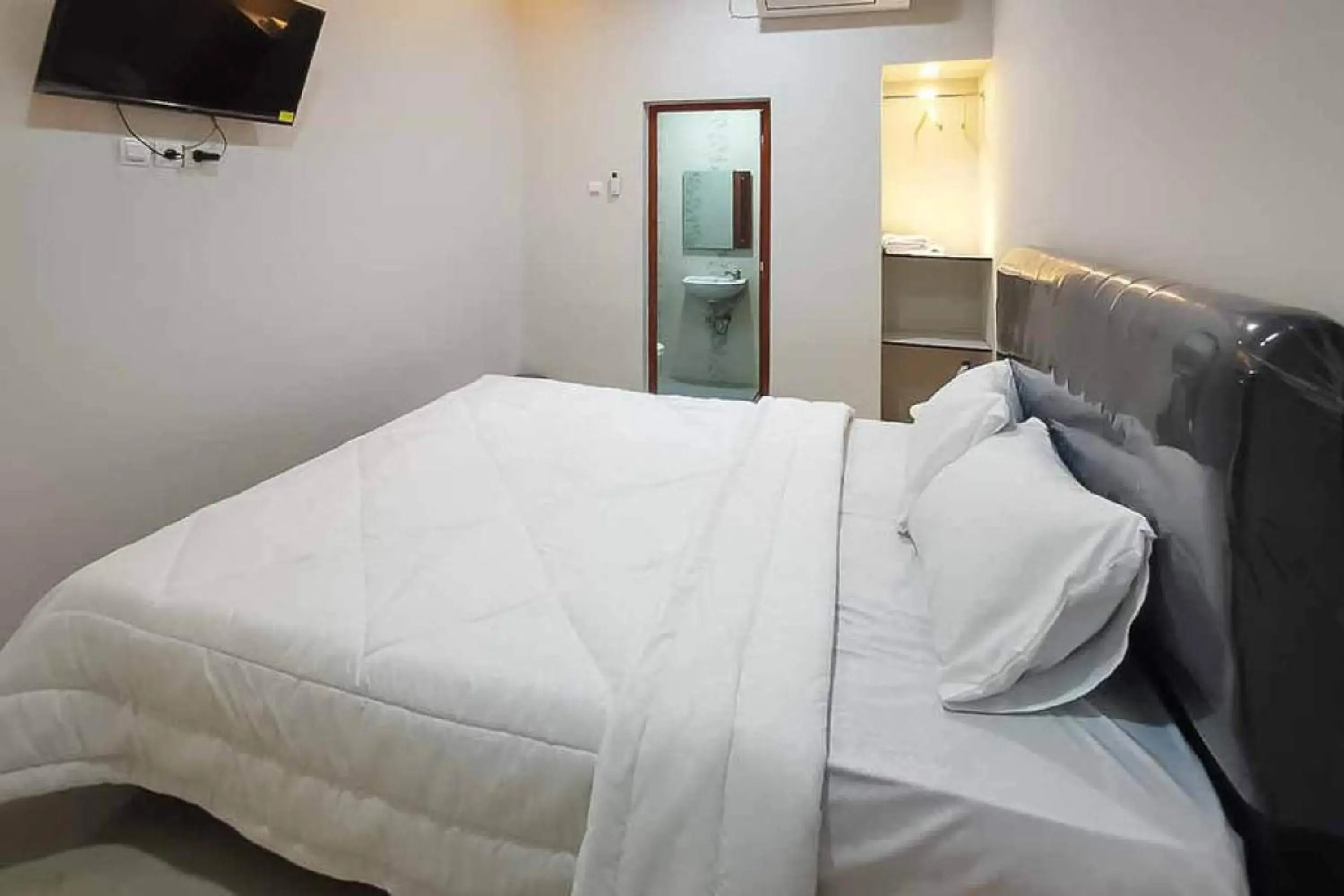 Bed in Rudi Rooms near Stasiun Cikarang Mitra RedDoorz Bed in Rudi Rooms near Stasiun Cikarang Mitra RedDoorz