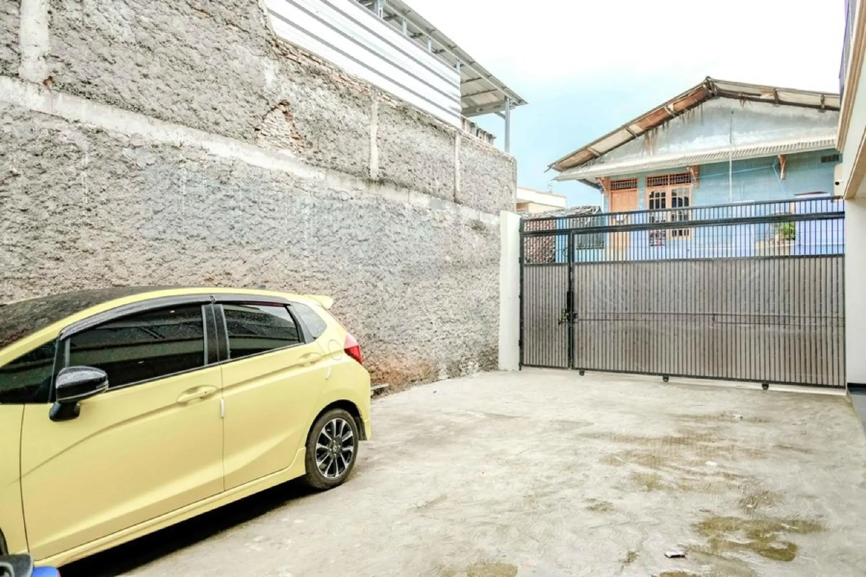 Facade/entrance in Rudi Rooms near Stasiun Cikarang Mitra RedDoorz Facade/entrance in Rudi Rooms near Stasiun Cikarang Mitra RedDoorz