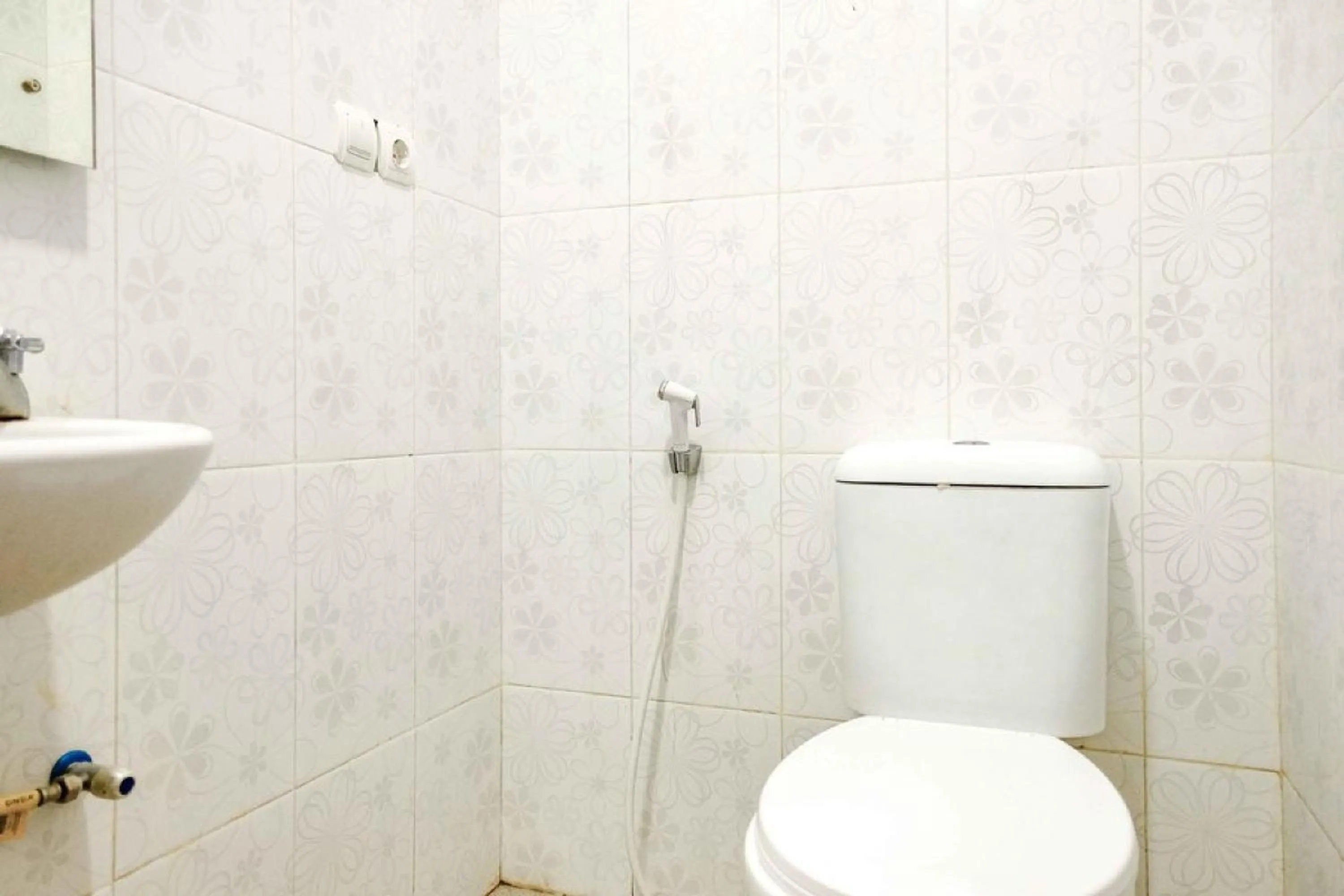 Bathroom in Rudi Rooms near Stasiun Cikarang Mitra RedDoorz