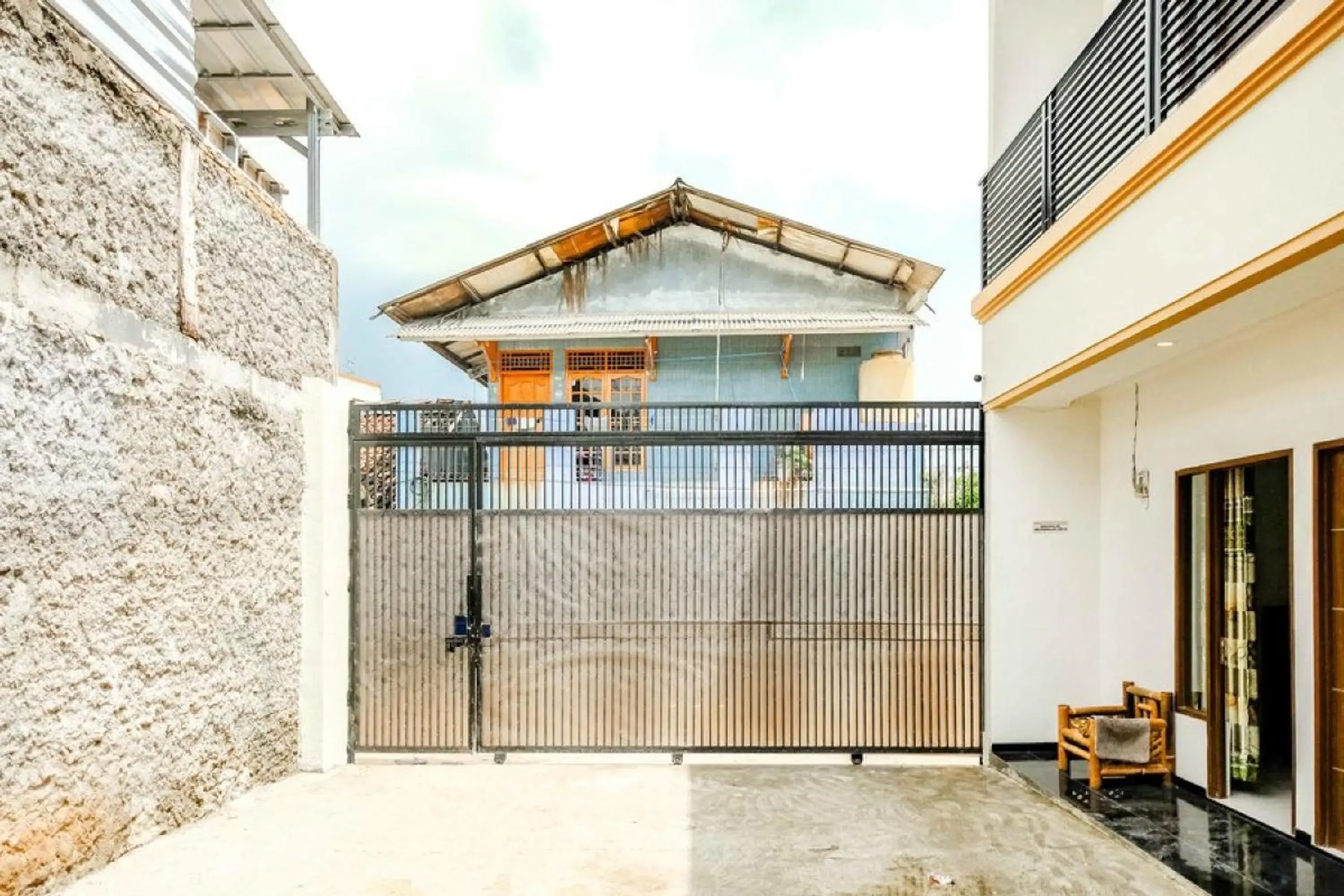 Facade/entrance in Rudi Rooms near Stasiun Cikarang Mitra RedDoorz Facade/entrance in Rudi Rooms near Stasiun Cikarang Mitra RedDoorz