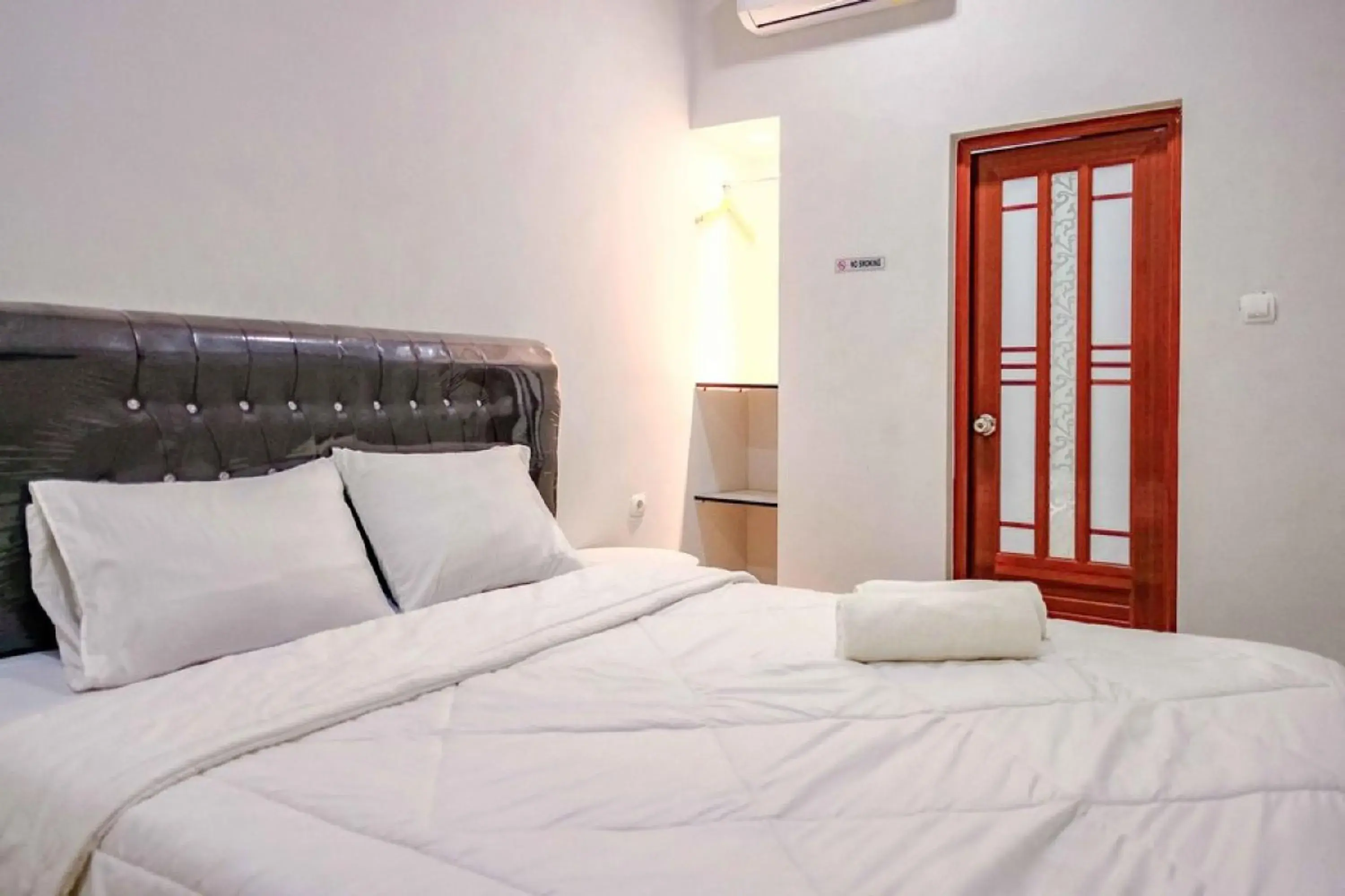 Bed in Rudi Rooms near Stasiun Cikarang Mitra RedDoorz Bed in Rudi Rooms near Stasiun Cikarang Mitra RedDoorz