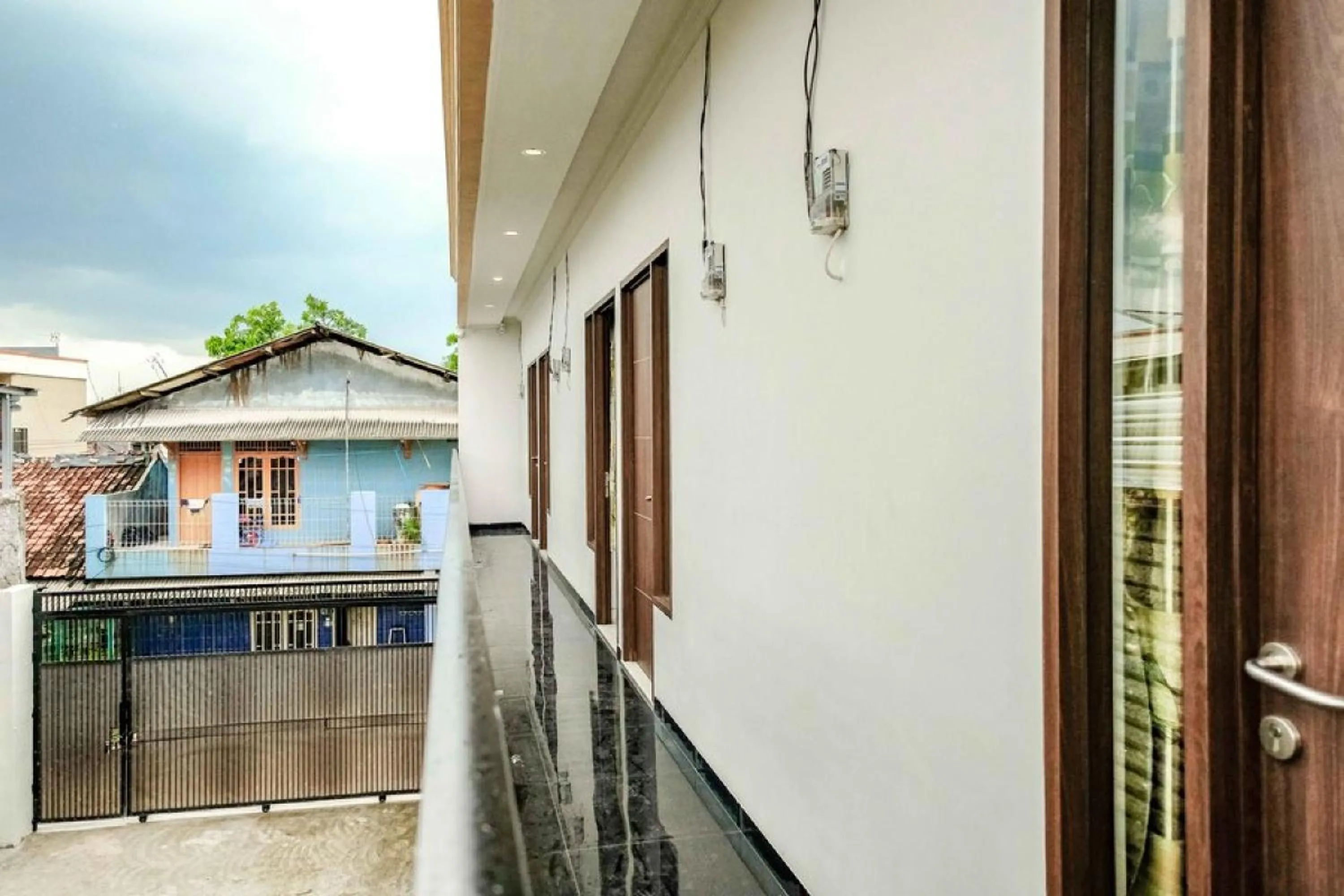 Balcony/Terrace in Rudi Rooms near Stasiun Cikarang Mitra RedDoorz