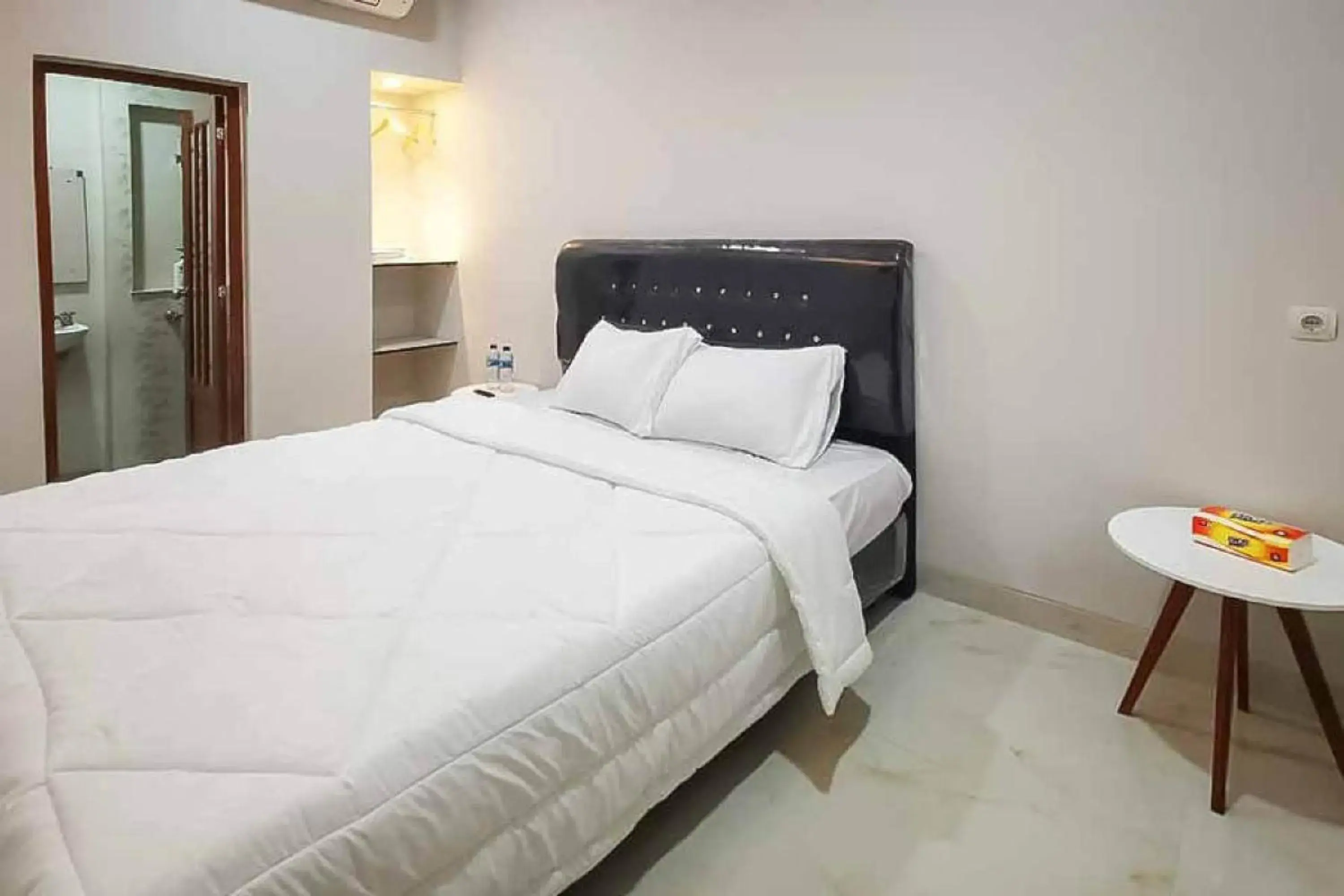 Bed in Rudi Rooms near Stasiun Cikarang Mitra RedDoorz Bed in Rudi Rooms near Stasiun Cikarang Mitra RedDoorz