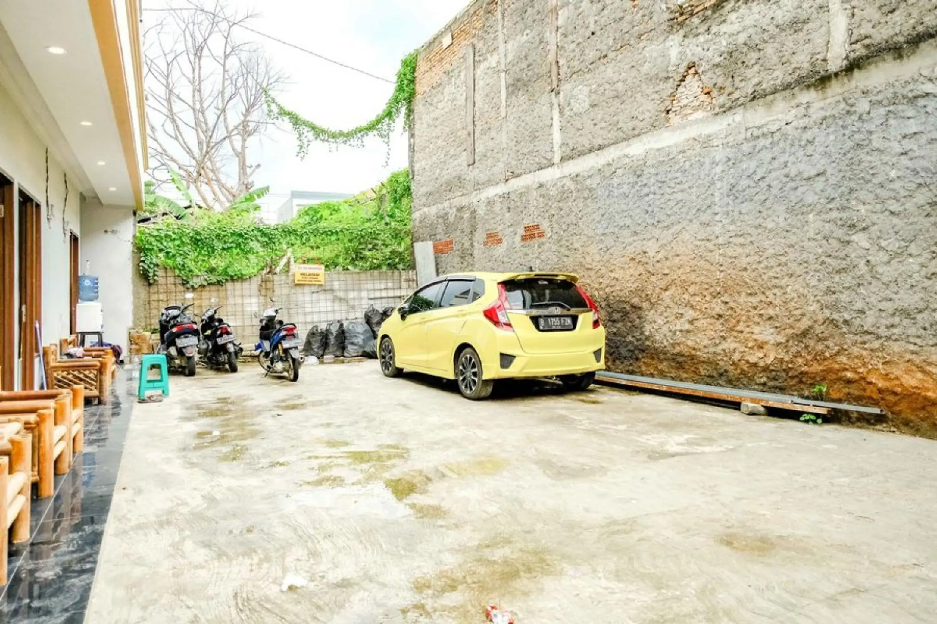 Facade/entrance in Rudi Rooms near Stasiun Cikarang Mitra RedDoorz Facade/entrance in Rudi Rooms near Stasiun Cikarang Mitra RedDoorz