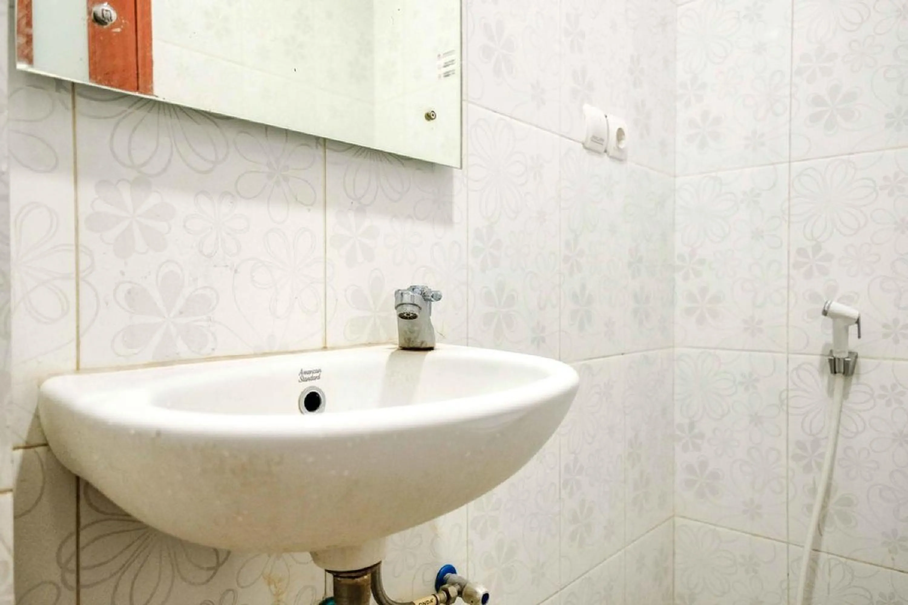 Bathroom in Rudi Rooms near Stasiun Cikarang Mitra RedDoorz