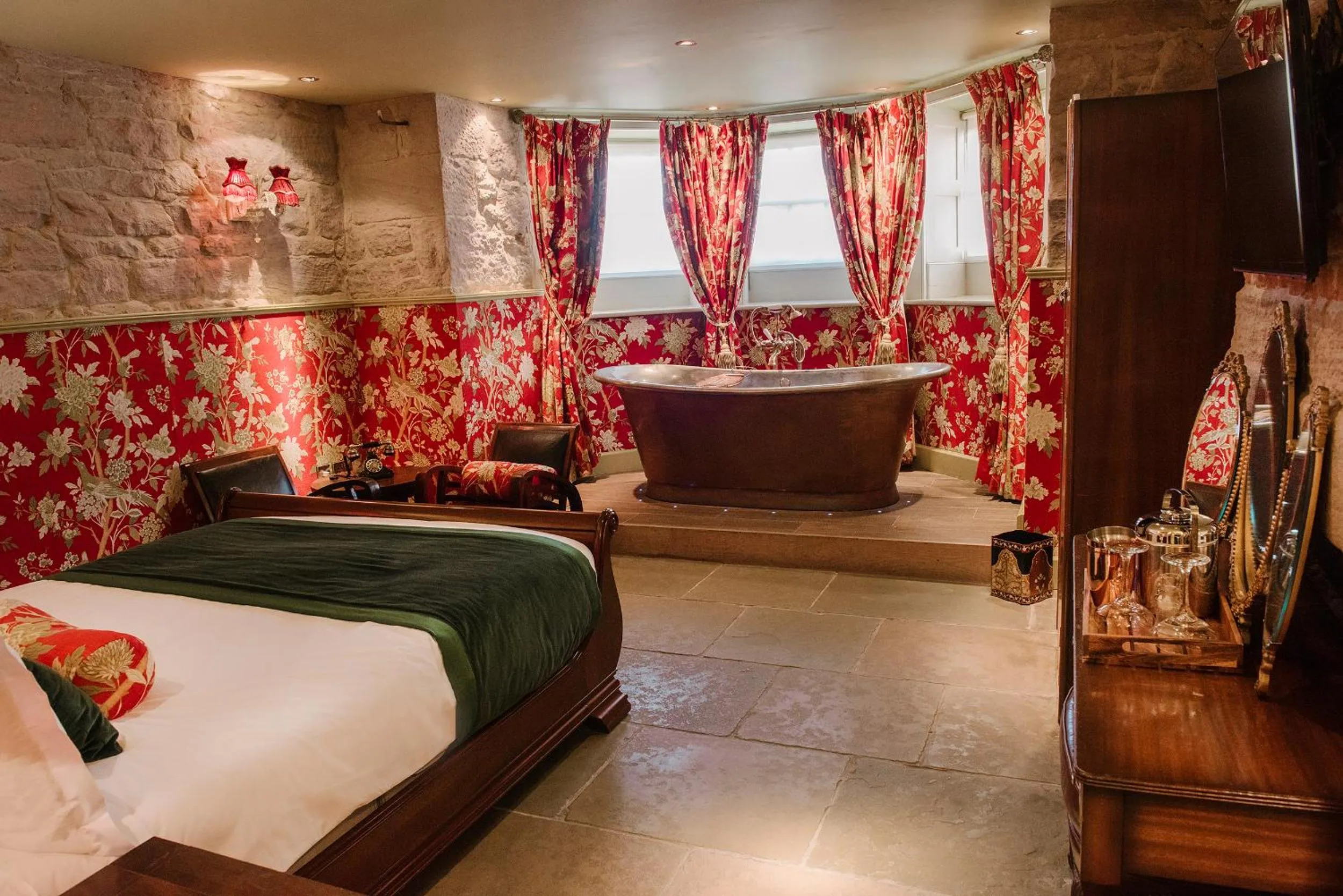 Bathroom, Bed in Newton Hall