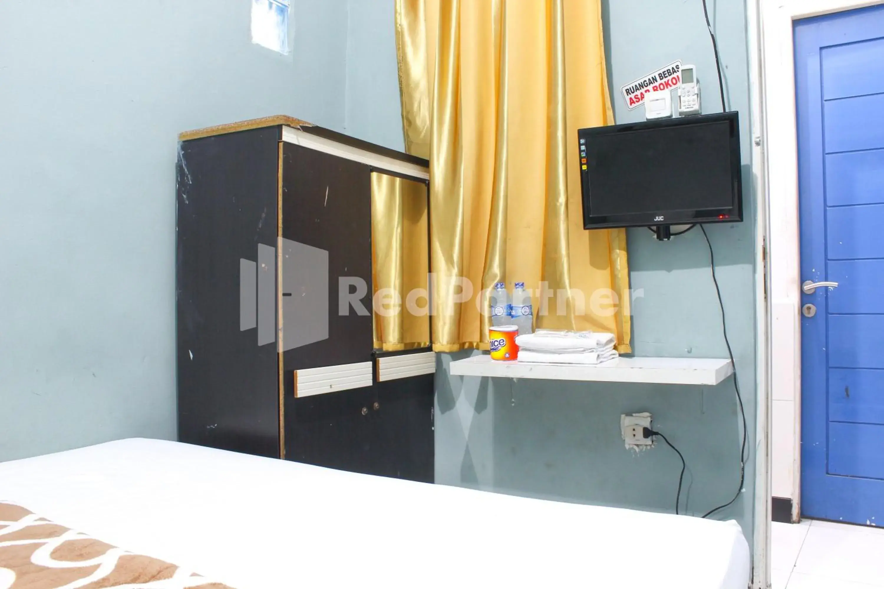 Bedroom, Bed in Snow White Residence near Grogol Mitra RedDoorz Bedroom, Bed in Snow White Residence near Grogol Mitra RedDoorz