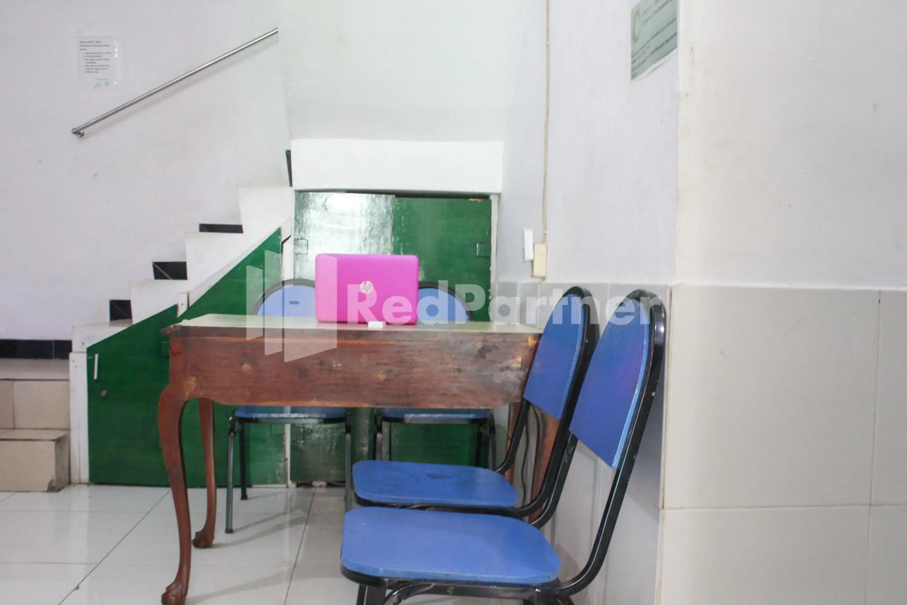 Lobby or reception in Snow White Residence near Grogol Mitra RedDoorz Lobby or reception in Snow White Residence near Grogol Mitra RedDoorz