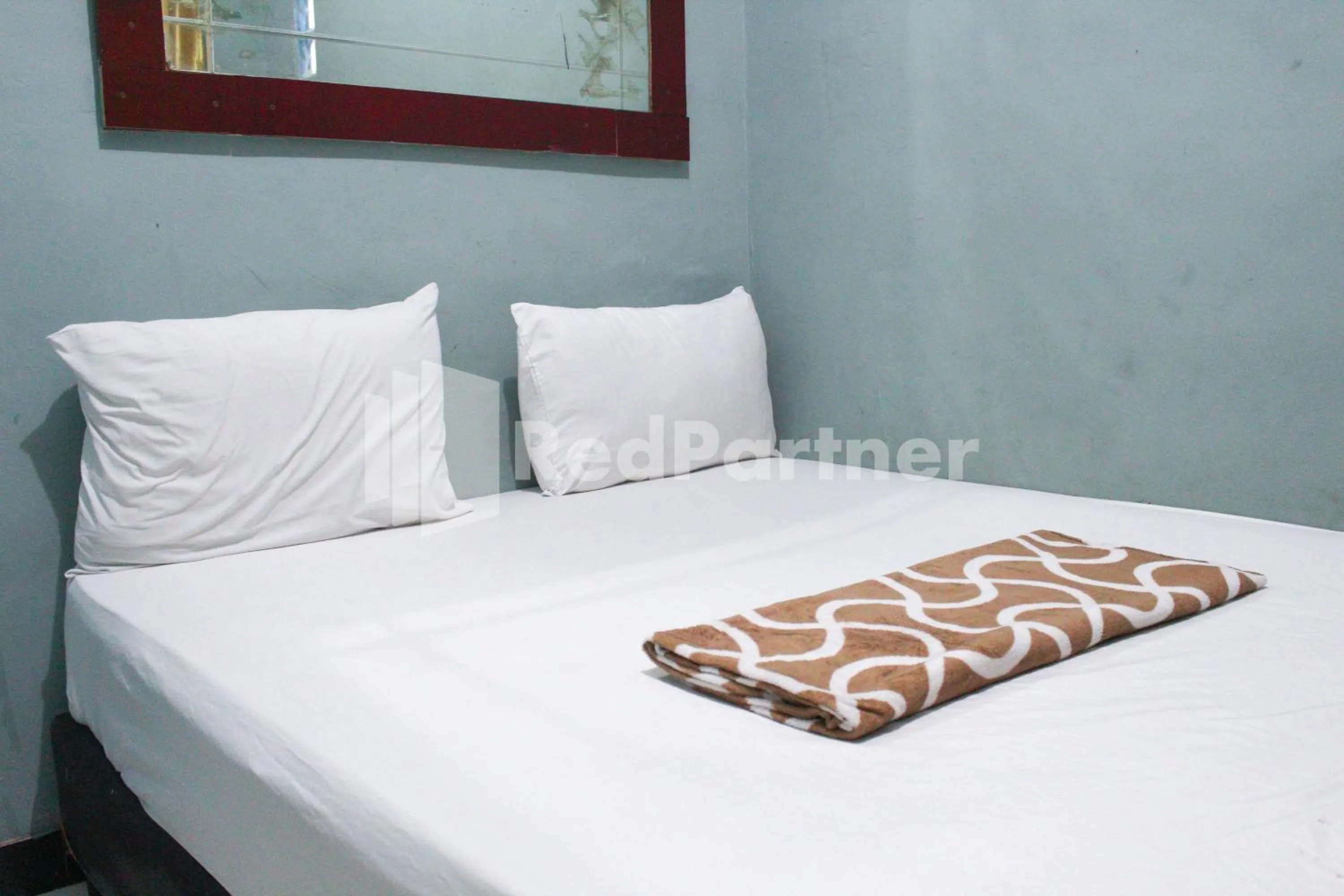 Bedroom, Bed in Snow White Residence near Grogol Mitra RedDoorz