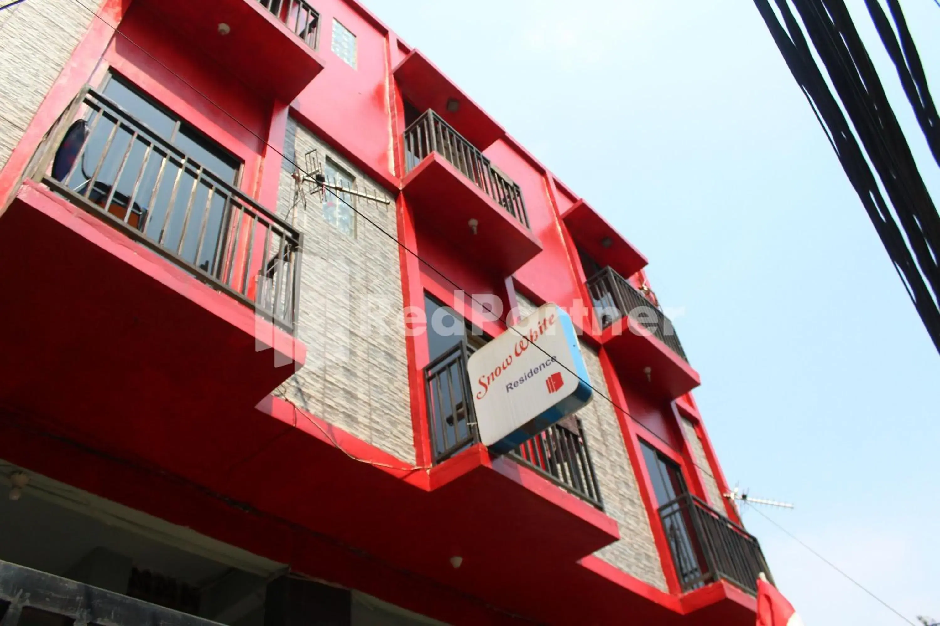 Property building in Snow White Residence near Grogol Mitra RedDoorz Property building in Snow White Residence near Grogol Mitra RedDoorz