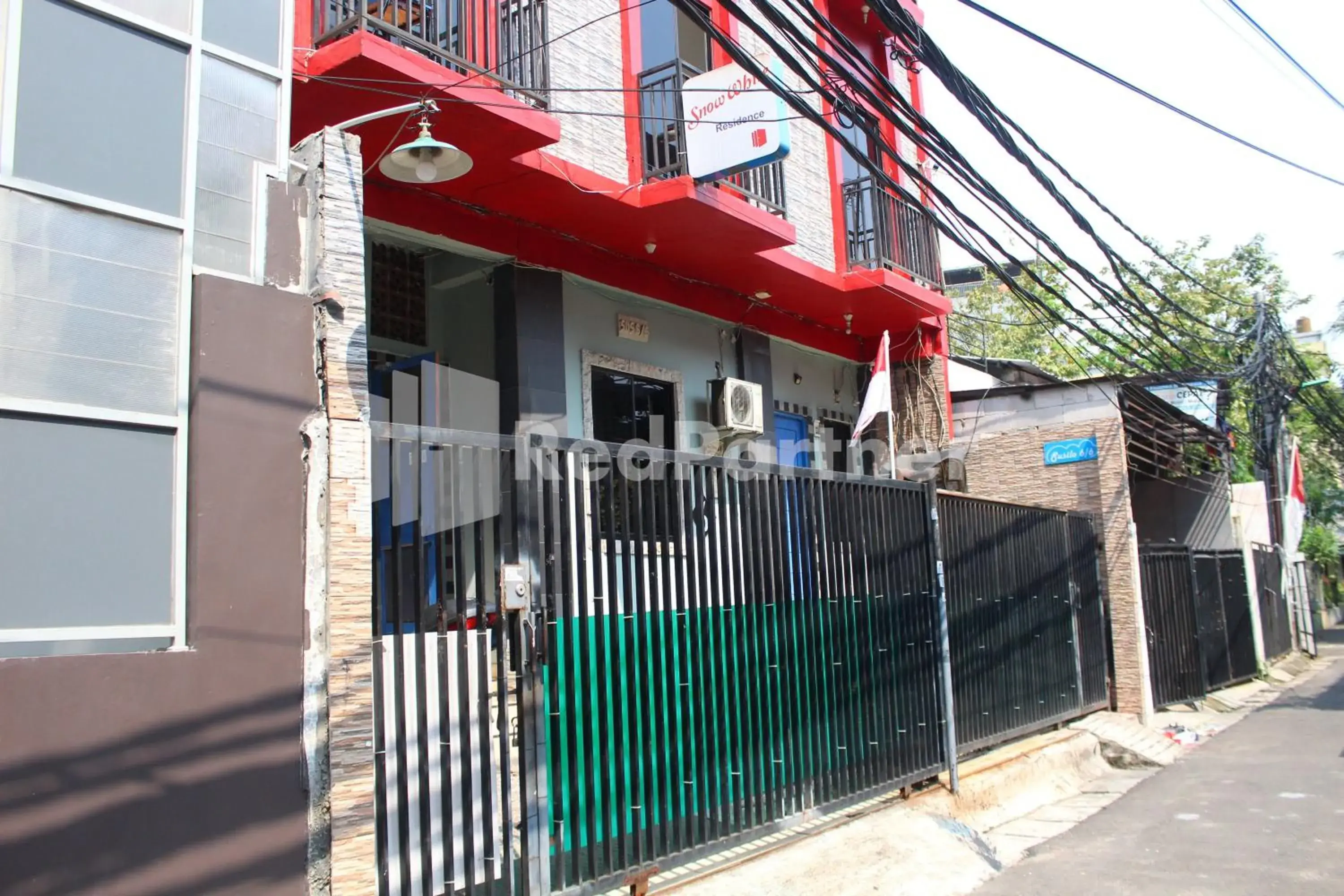 Property building in Snow White Residence near Grogol Mitra RedDoorz Property building in Snow White Residence near Grogol Mitra RedDoorz
