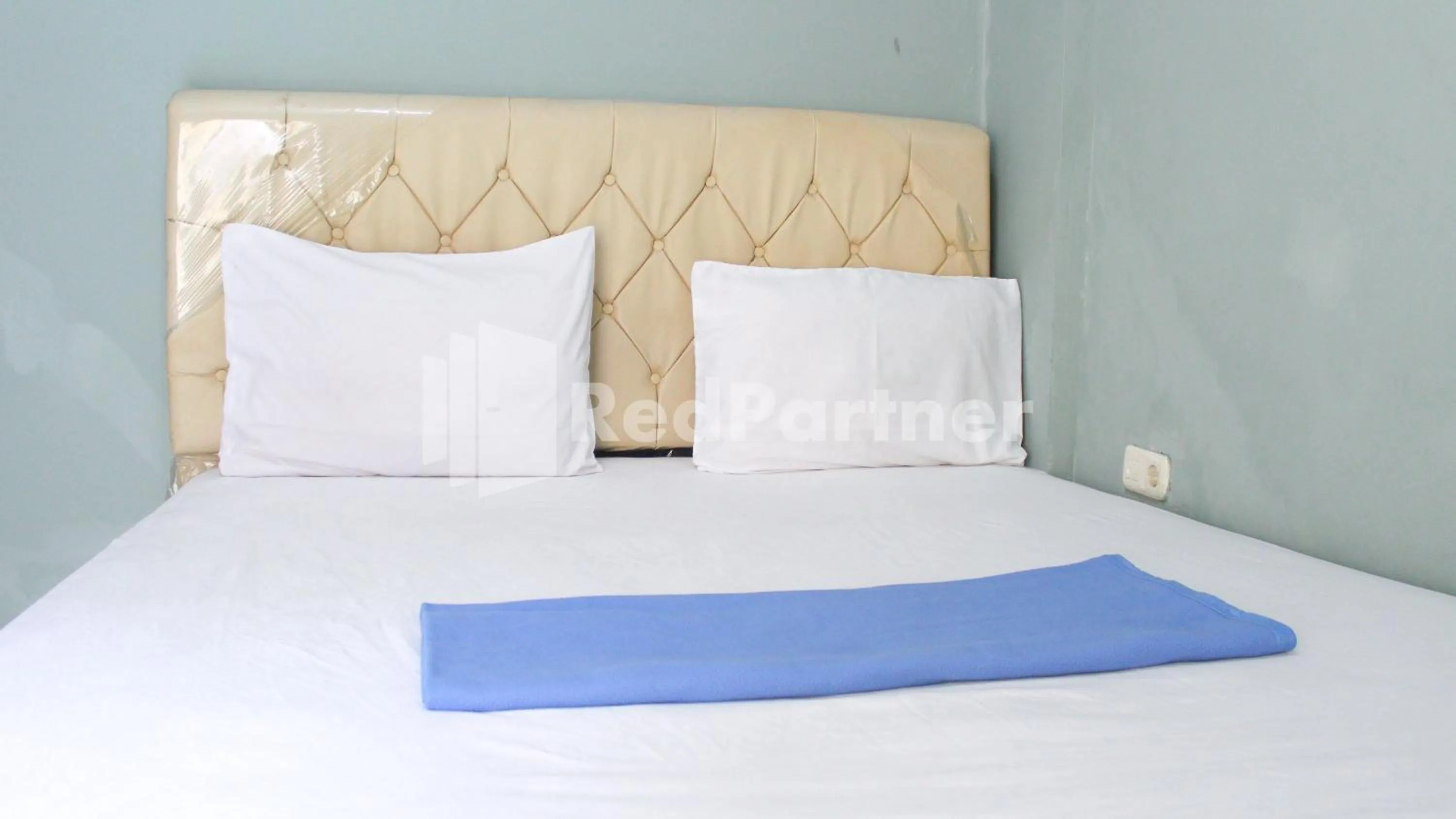 Bedroom, Bed in Snow White Residence near Grogol Mitra RedDoorz
