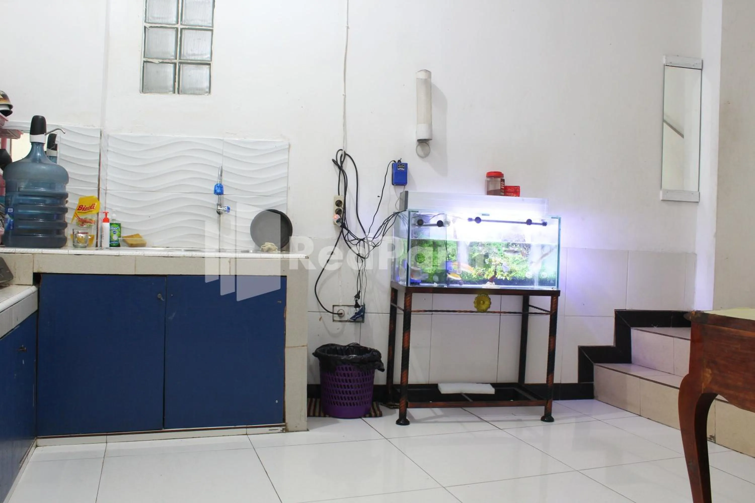 Kitchen or kitchenette in Snow White Residence near Grogol Mitra RedDoorz