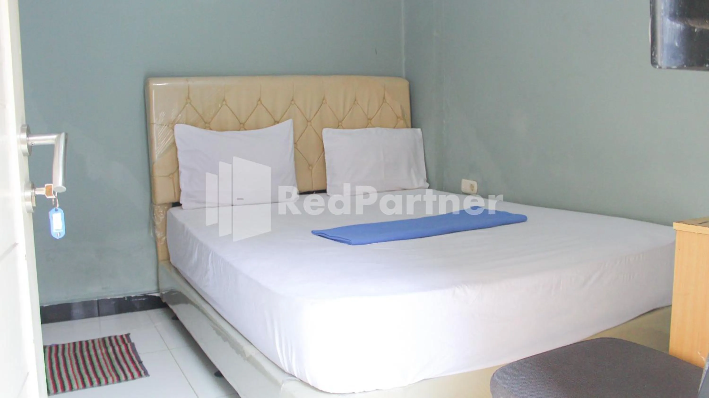 Bedroom, Bed in Snow White Residence near Grogol Mitra RedDoorz