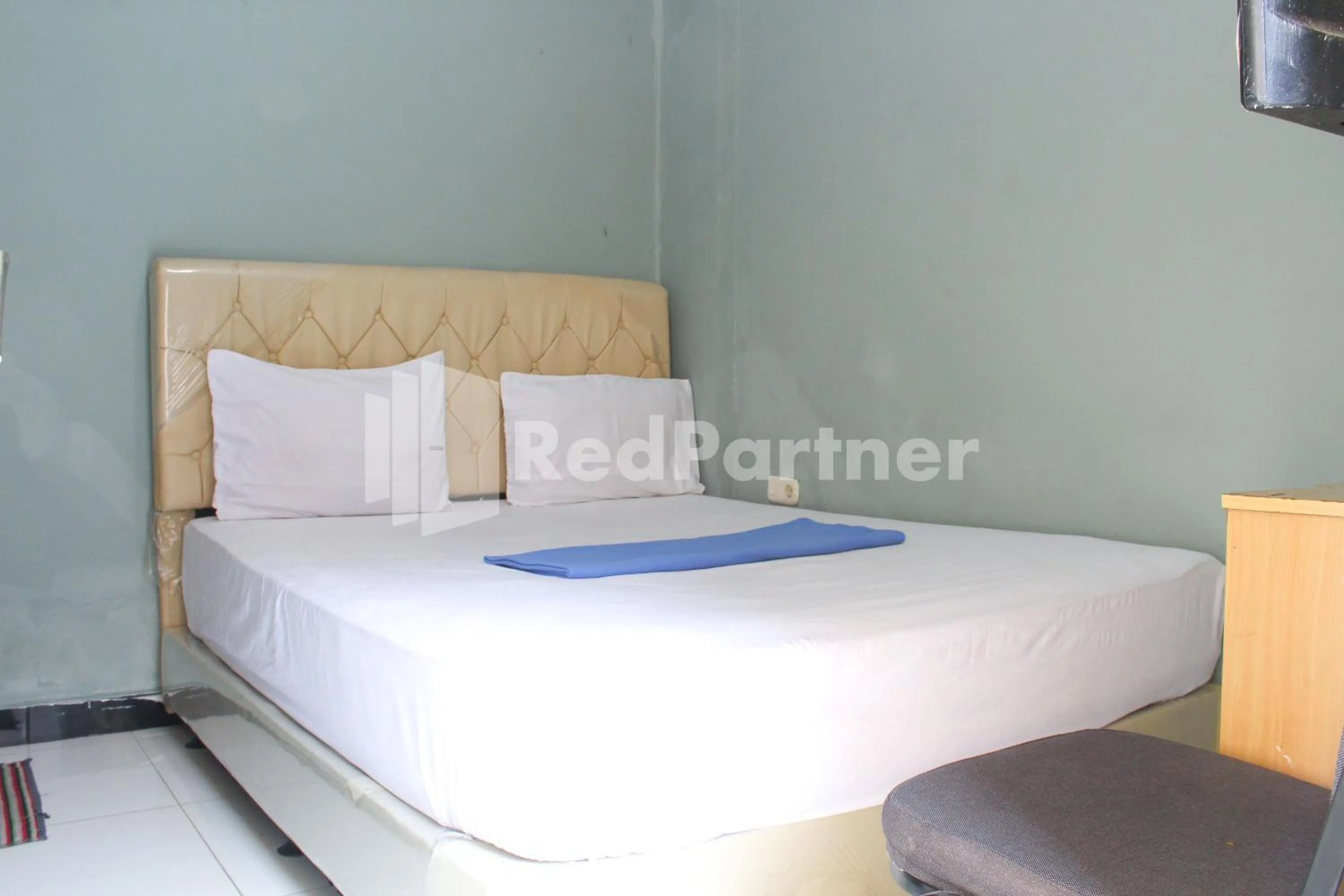 Bedroom, Bed in Snow White Residence near Grogol Mitra RedDoorz