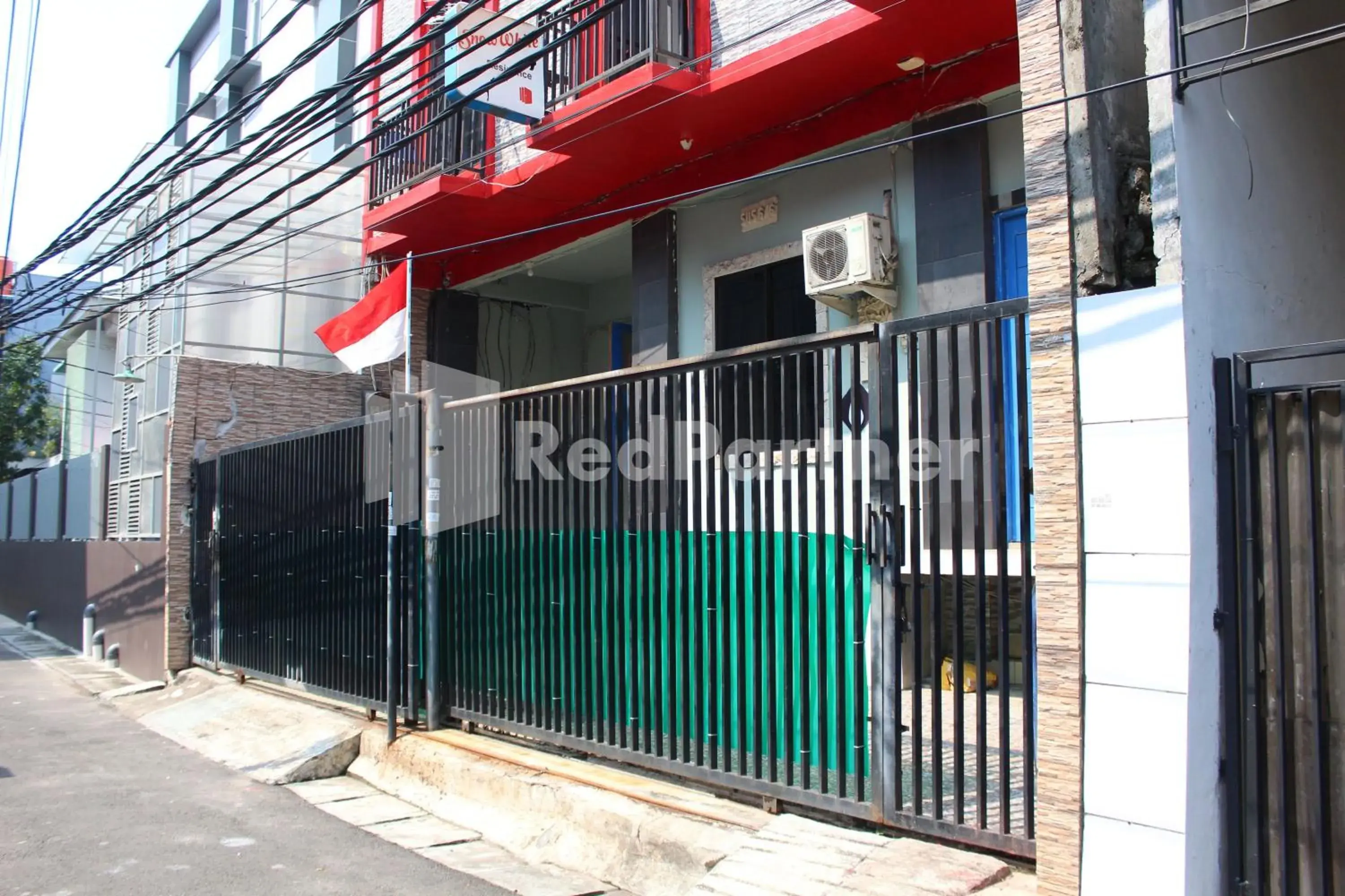 Property building in Snow White Residence near Grogol Mitra RedDoorz Property building in Snow White Residence near Grogol Mitra RedDoorz