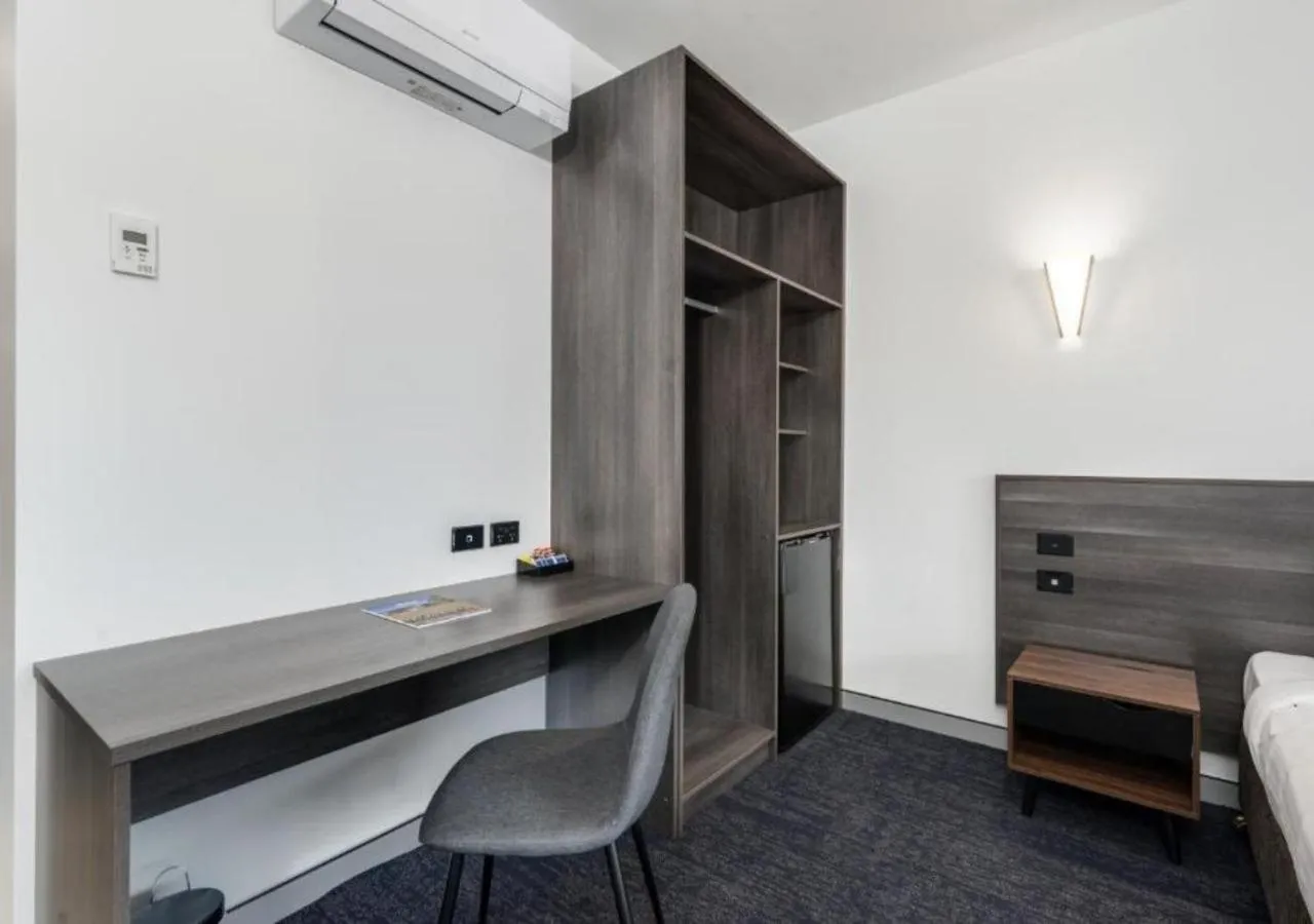 Bedroom, Bed in Thornton Executive Hotel