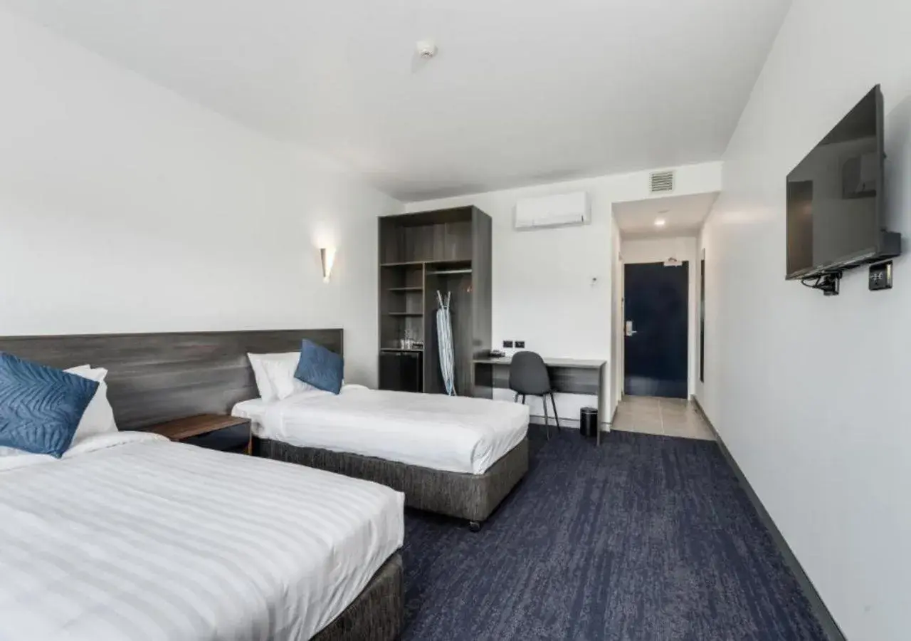 Deluxe Triple Room in Thornton Executive Hotel Deluxe Triple Room in Thornton Executive Hotel