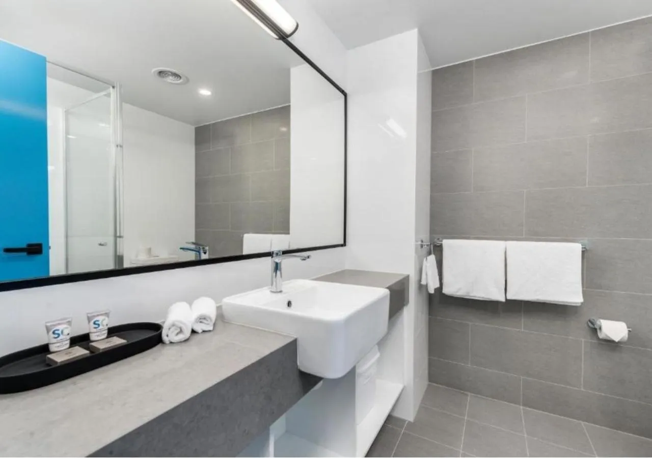 Shower in Thornton Executive Hotel