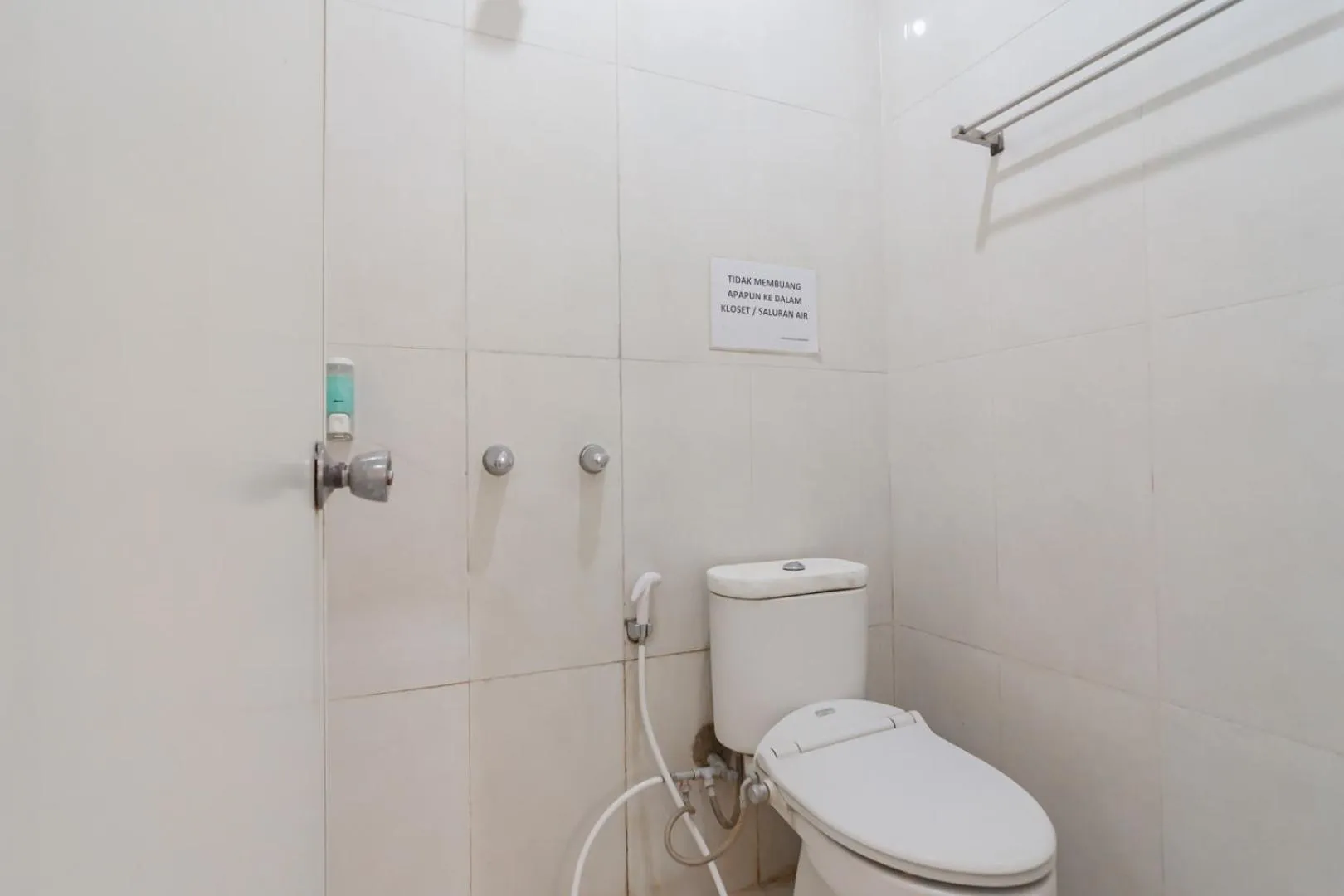 RedDoorz near Alun Alun Bandung 3