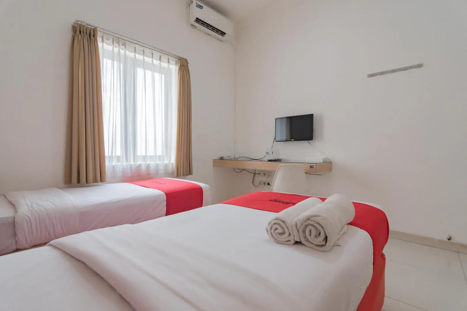 Bed in RedDoorz near Alun Alun Bandung 3